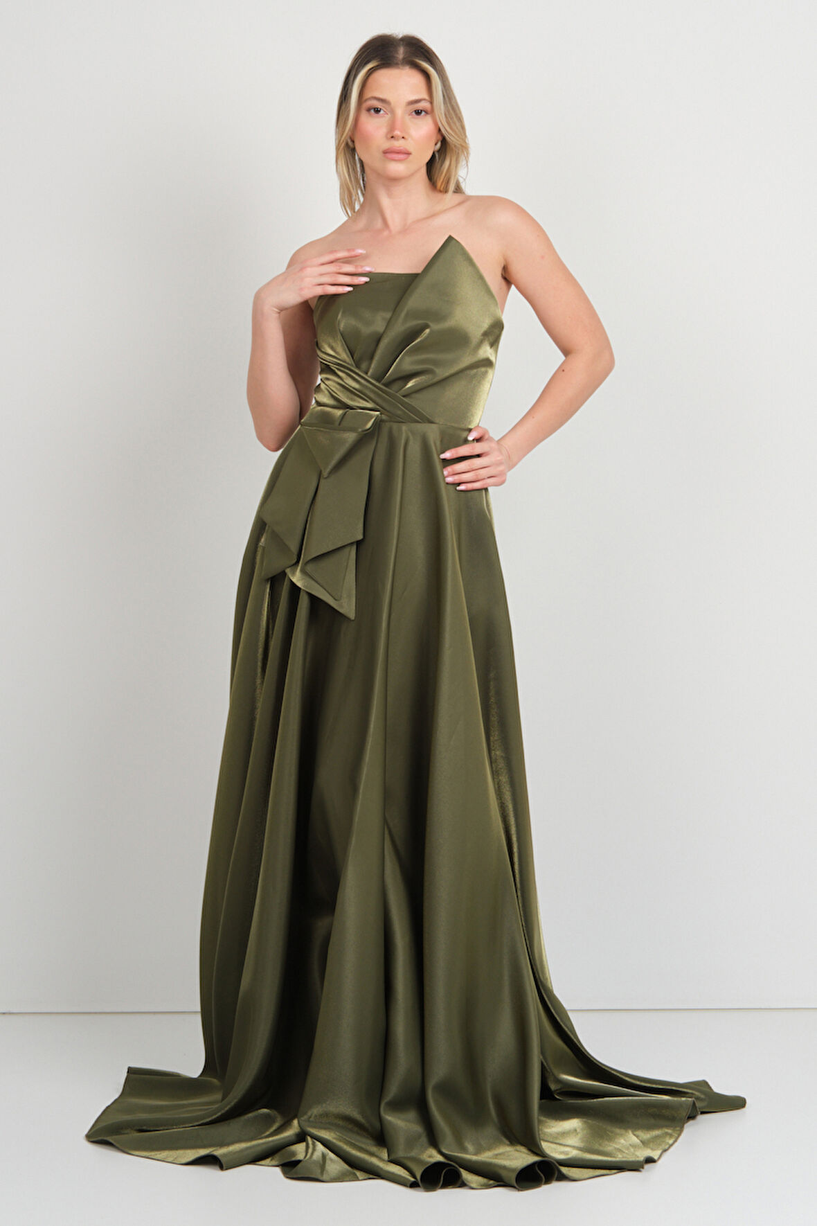 Hvit Vera Kadın Straplez Parlak Saten Kumaş Maxi Abiye Elbise 5785 Haki