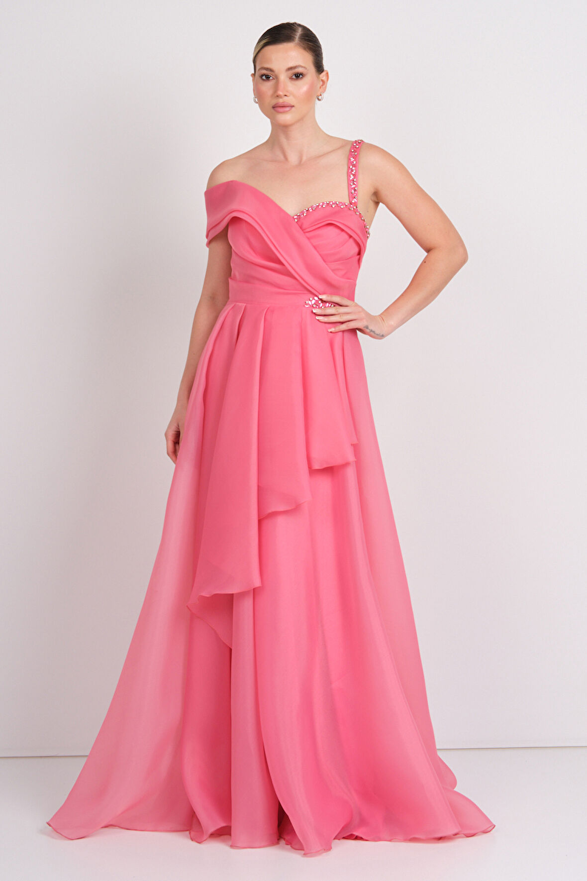 Saygın Kadın Tek Omuz Detaylı Şifon Kumaş Maxi Abiye Elbise 5614 Mercan