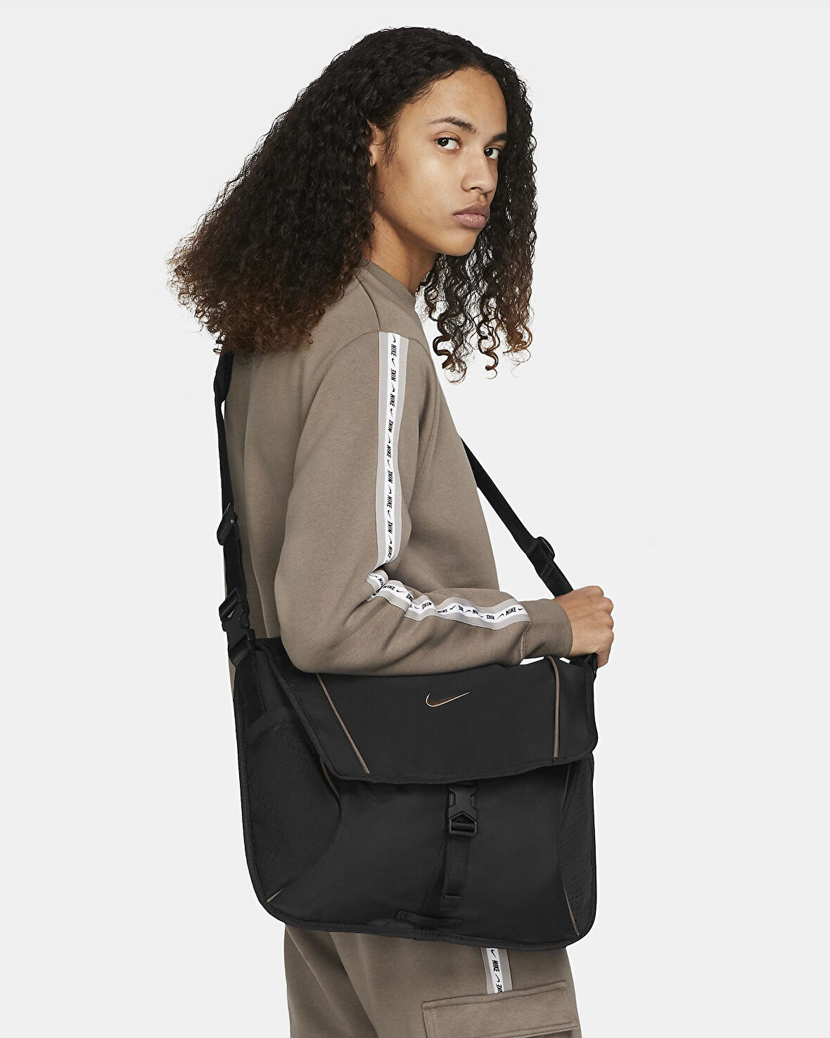 NIKE Sportswear Essentials Messenger Çantası (15L)