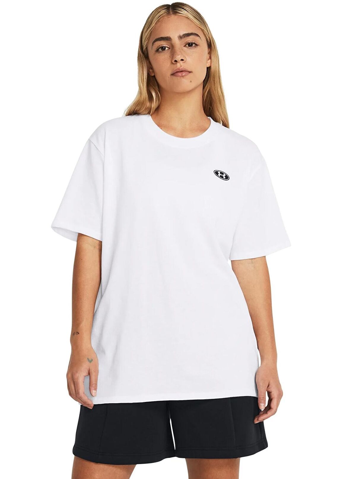Under Armour Beyaz Kadın Bisiklet Yaka Bol Kesim  T-Shirt 1383045-100 UA HW Embroid Patch BFO