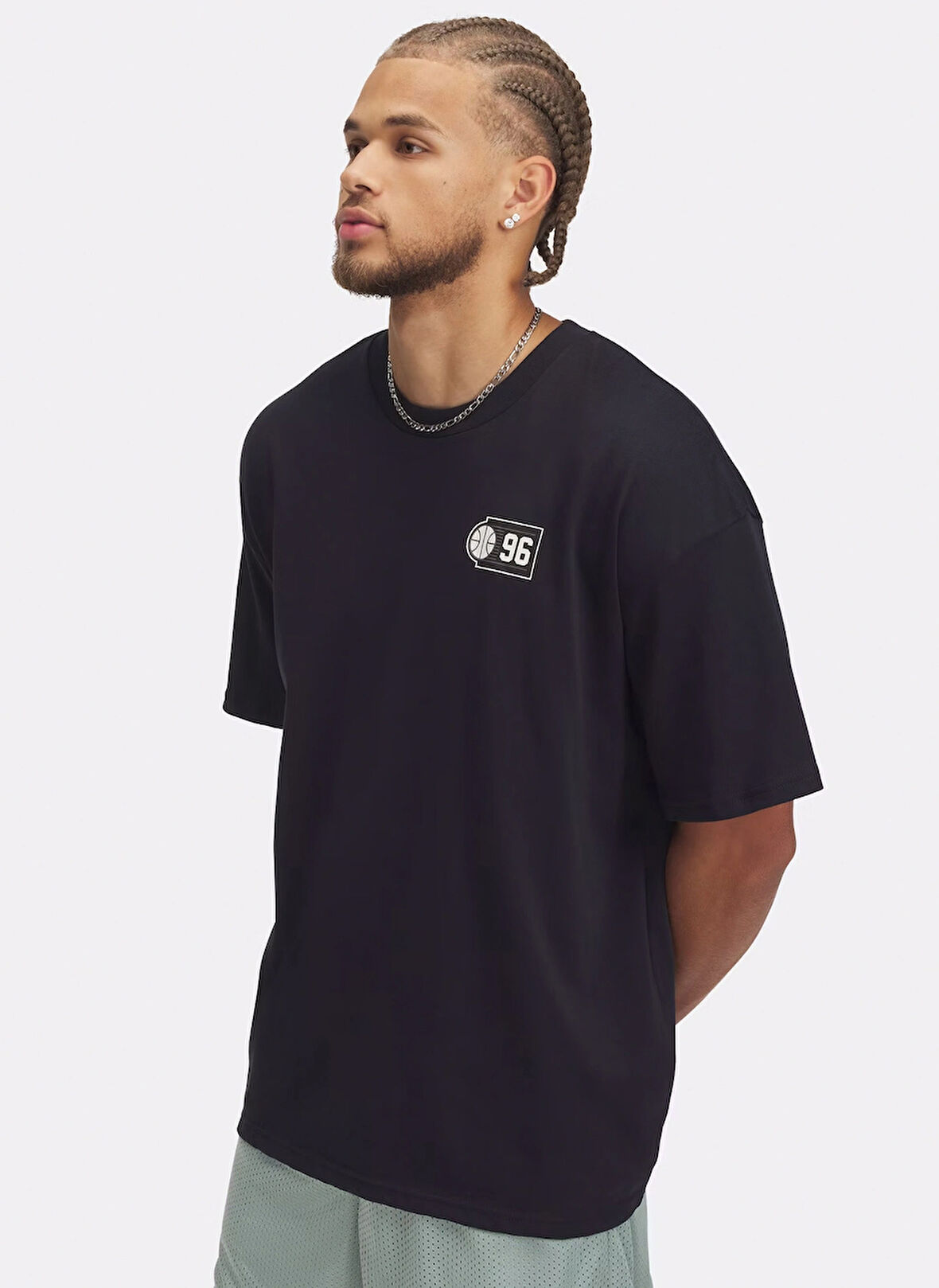 1390191-001 UA M HWT Hoops Courtsid Siyah Yuvarlak Yaka Loose Fit Baskılı Erkek T-Shirt