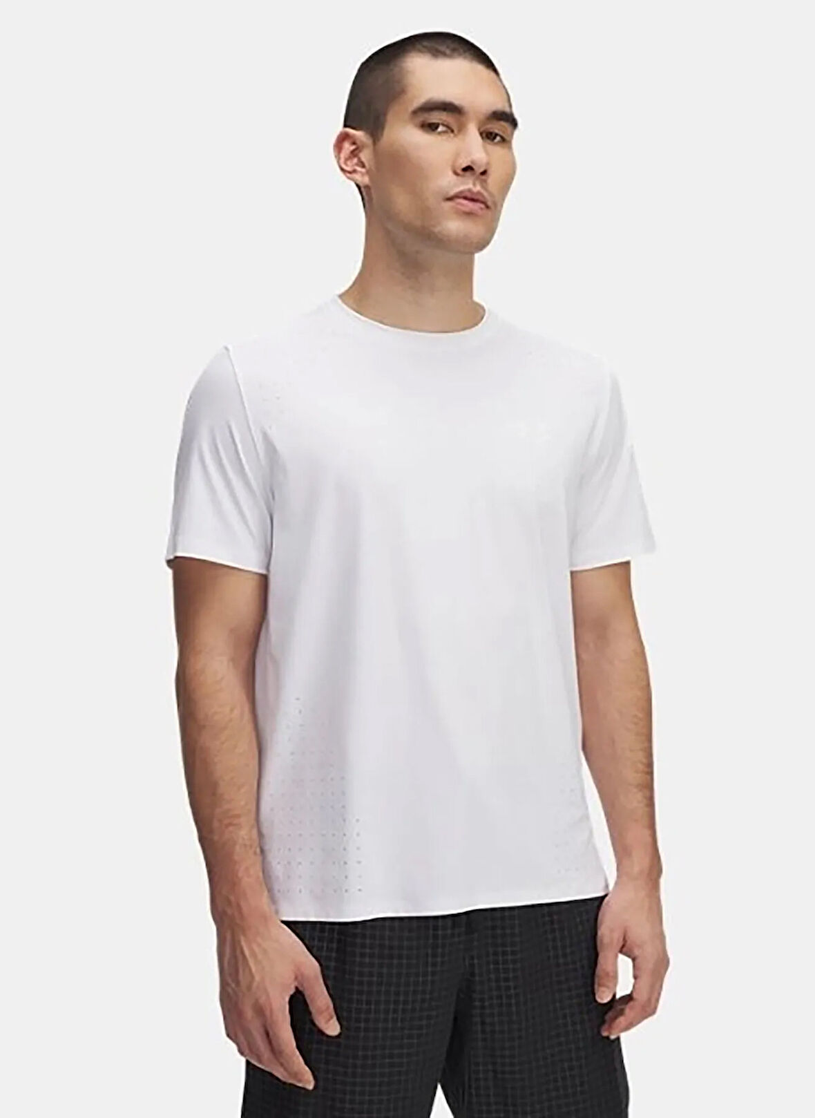 1389802-100 UA LAUNCH ELITE SHORTSL Yuvarlak Yaka Fitted Beyaz Erkek T-Shirt