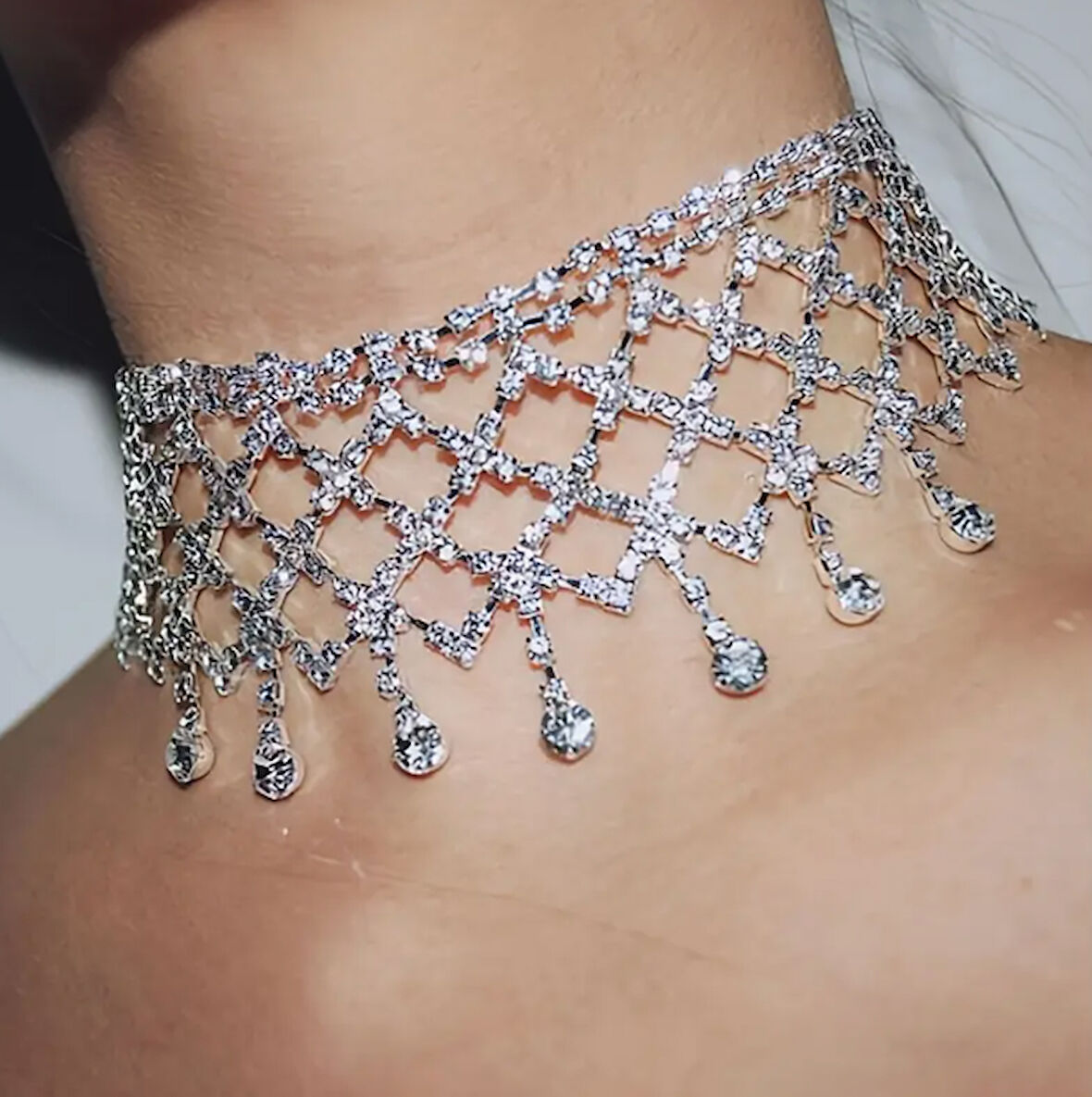 Gümüş Kaplama Yapay Elmas Örgü Şekli Kısa Sallantılı Gerdanlık Kolye İçi Boş Püskül Choker Kolye