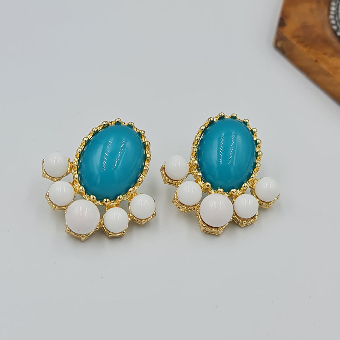 Mavi ve Beyaz Taş Detaylı Gold Küpe – Şık ve Zarif, Modern Tasarım (3 x 3 cm)