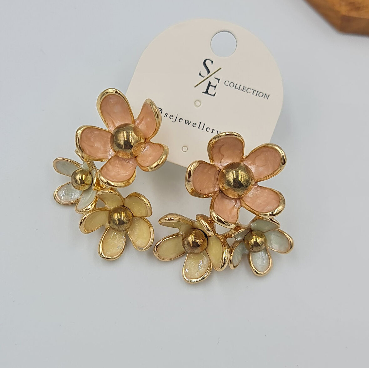 Gold Renk Mineli Çiçek Küpe – Sallantılı Model, Renkli Tasarım, 3,8 x 2,6 cm
