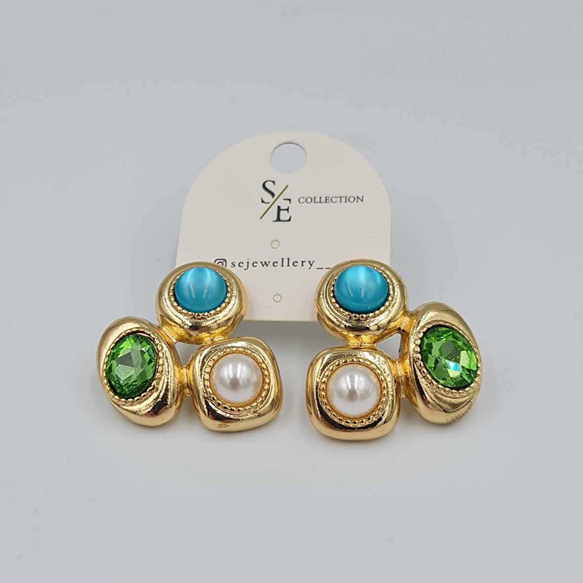 Renkli Taş Detaylı Küpe – Yeşil ve İnci Görünümlü Taşlı, Gold Renkli (2,9 x 3 cm)