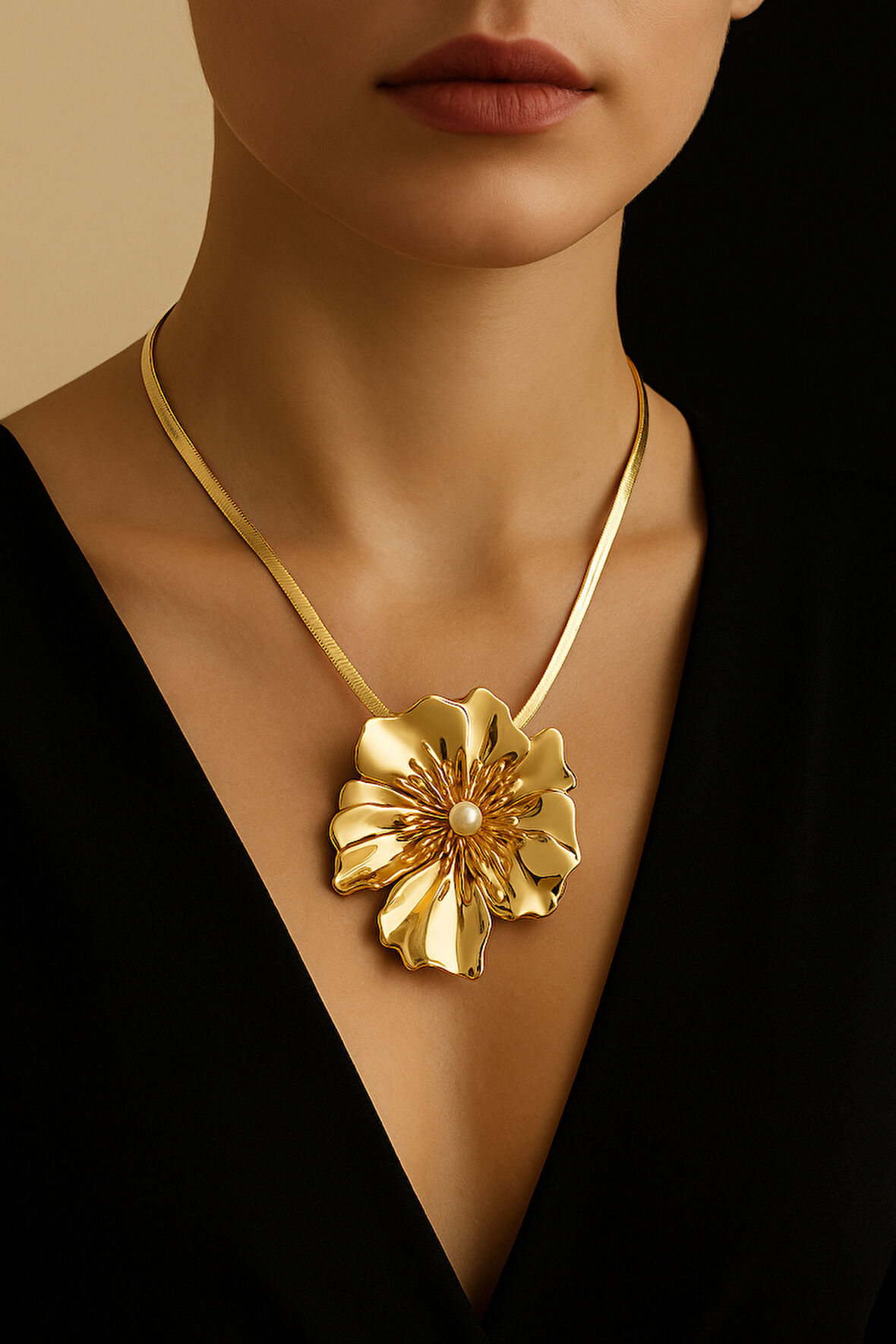 Altın Renkli İnci Detaylı Büyük Çiçek Kolye