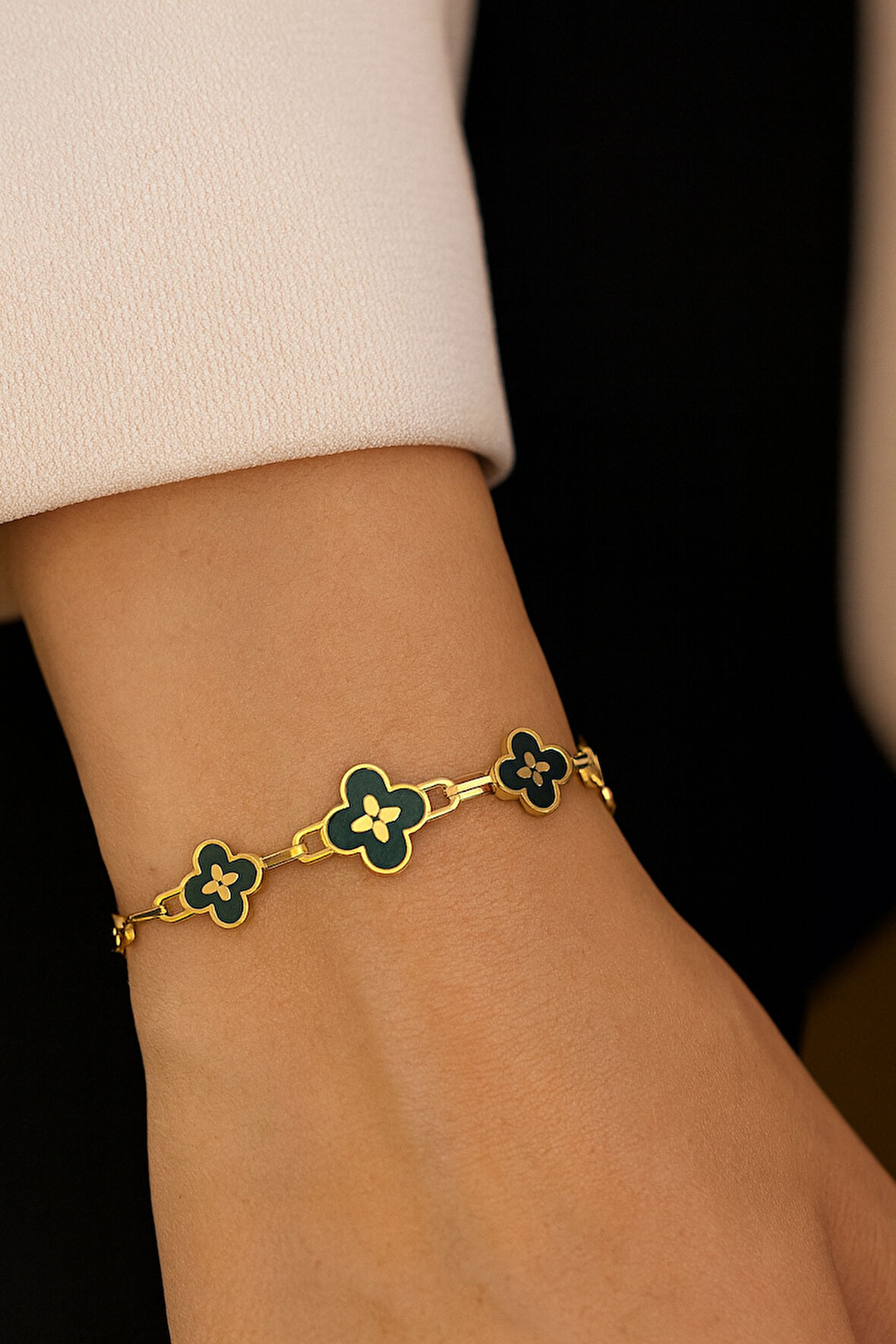 Kadın Siyah Renk Yonca Figürlü Altın Renk Bileklik – 17 cm Ayarlanabilir Zincir