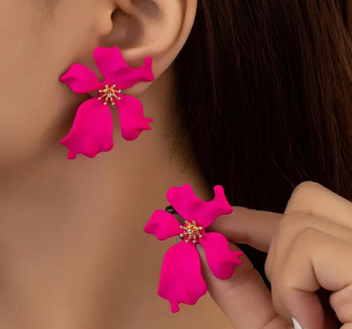 Kadın Fuşya Renk Çiçek Formlu Küpe – 4.5 cm Gold Detaylı Şık Model
