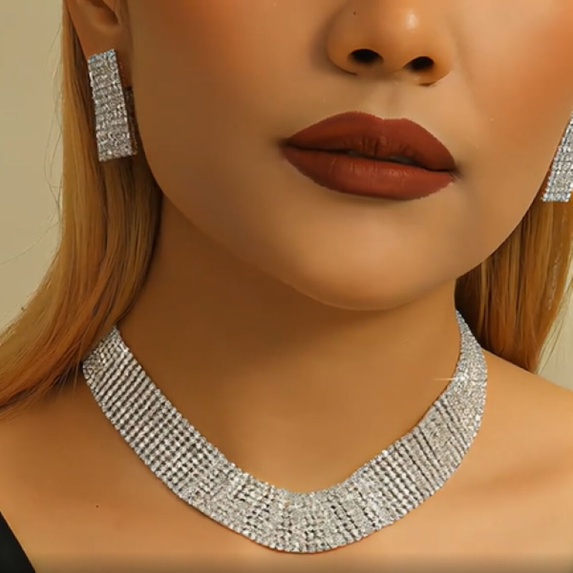 Kadın Işıltılı Taşlı Takı Seti – Kolye & Küpe 2’li Geniş Model (33–50 cm)