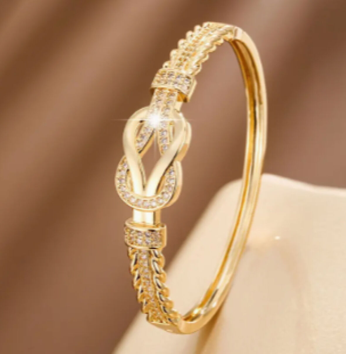 Kadın Gold Renk Taş Detaylı Örgü Form Bileklik – 5.5 cm Zarif Tasarım