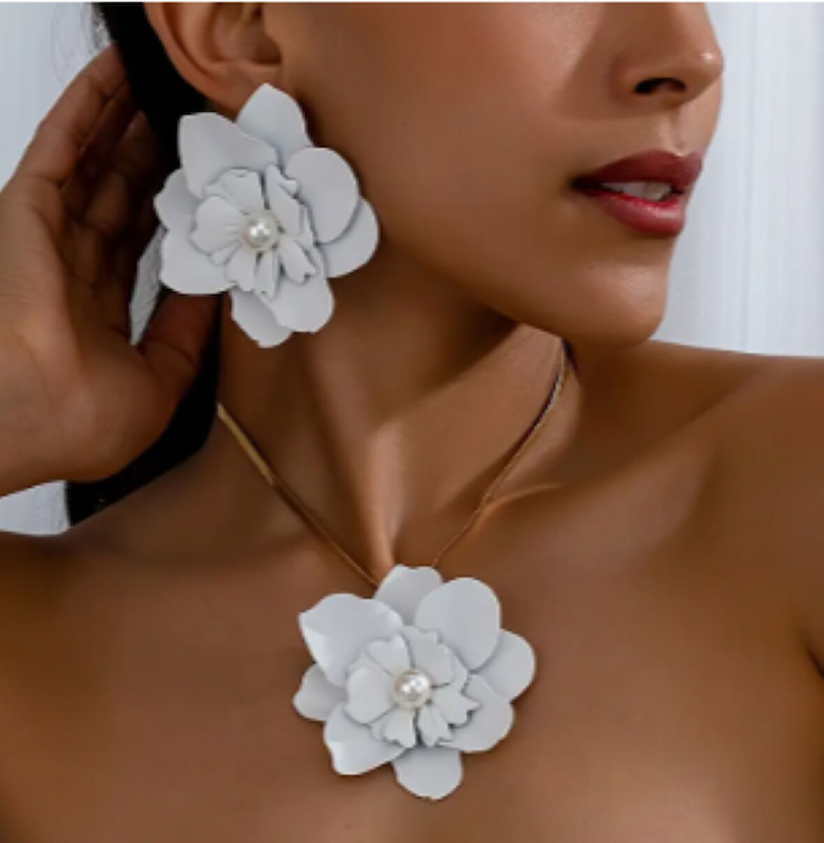 İnci Detaylı Beyaz Çiçek Takı Seti – Kolye ve Küpe Kombini