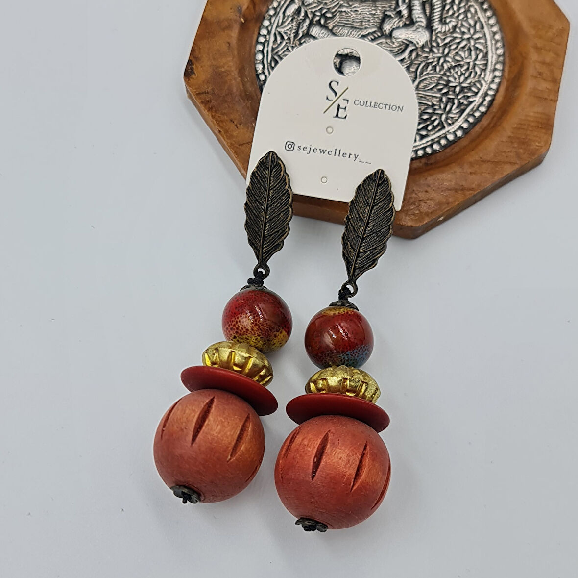 Bohem Ahşap Sallantılı Küpe – Doğal Form, Yaprak Detaylı, (8,5 x 2,3 cm)
