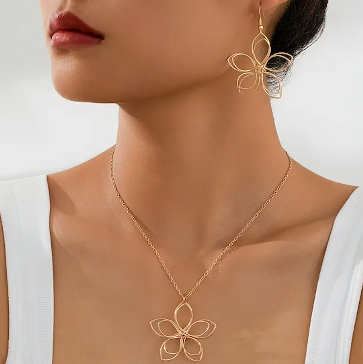 Gold Çiçek Objeli Kolye Sallantılı Küpe Set