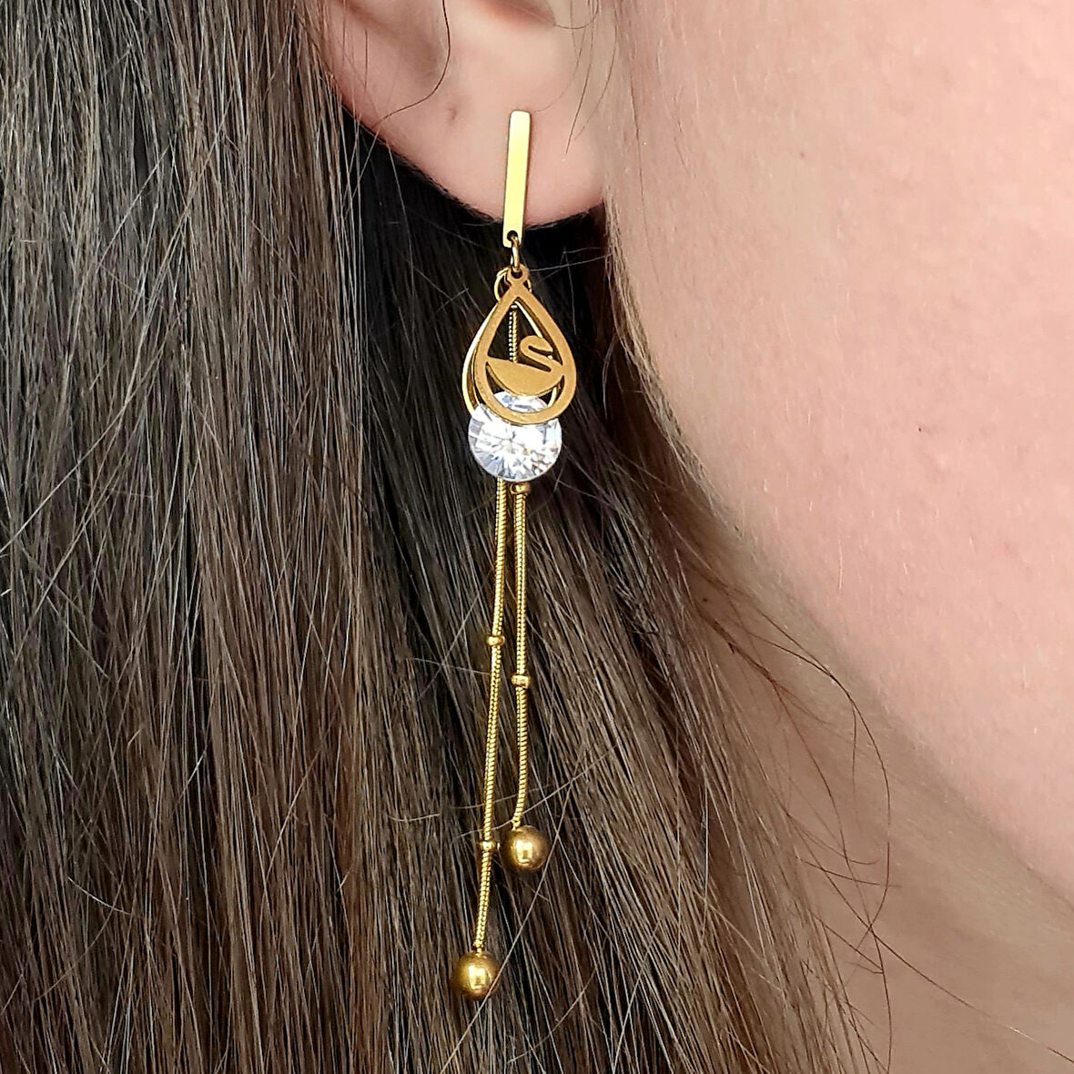 Gold Renk Zirkon Taşlı Kuğu Detaylı  Uzun Çelik Küpe – 7,8 cm, Kararmaz, Suya Dayanıklı