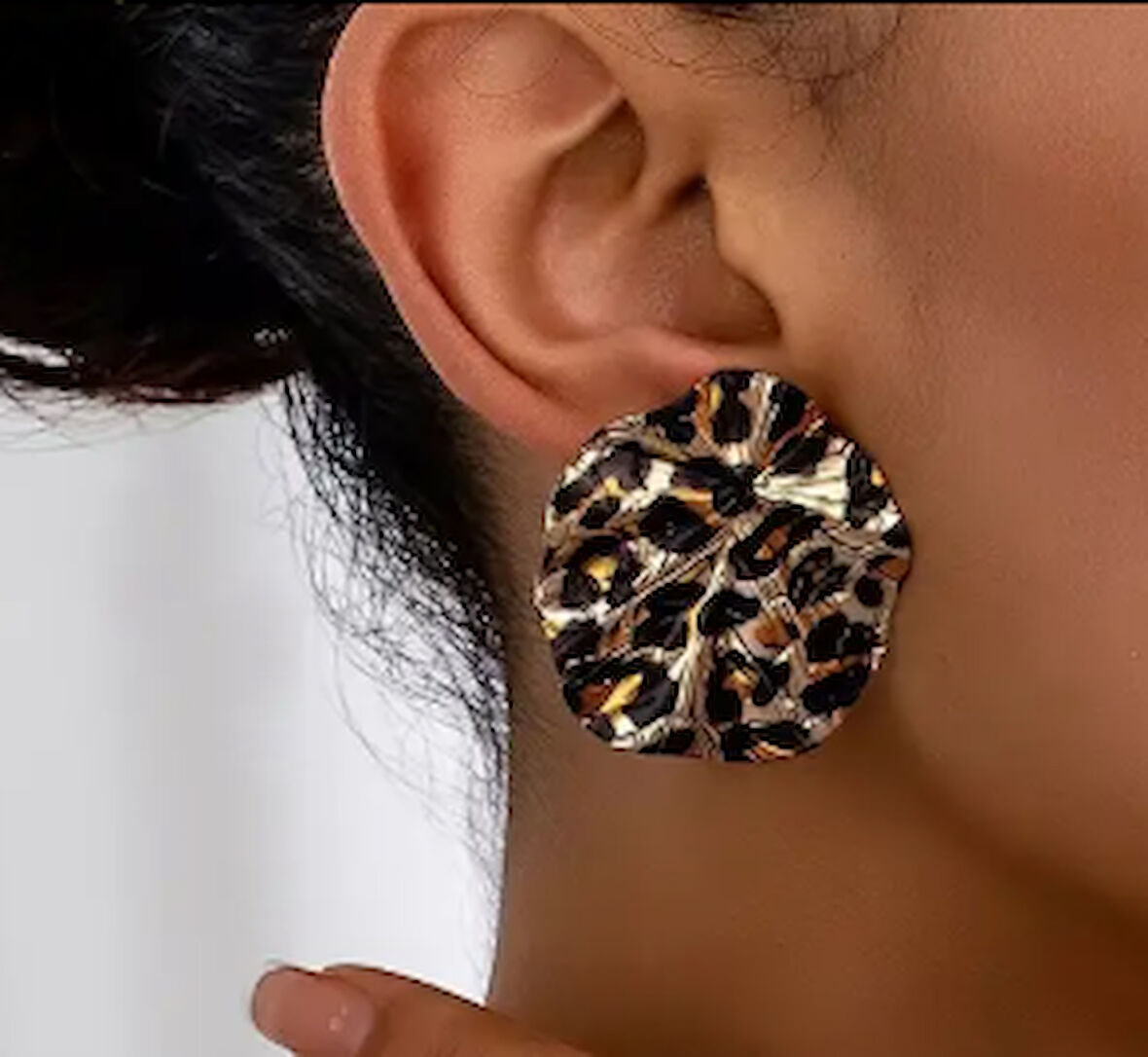 Altın Kaplama Leopar Çivili Oval Çivi Kadın Şık Küpe