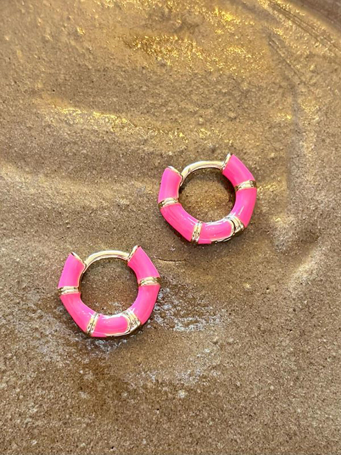 Pembe Mineli Gold Detaylı Şık Çelik Yazlık Halka Küpe Kadın Küpe 1,3 cm