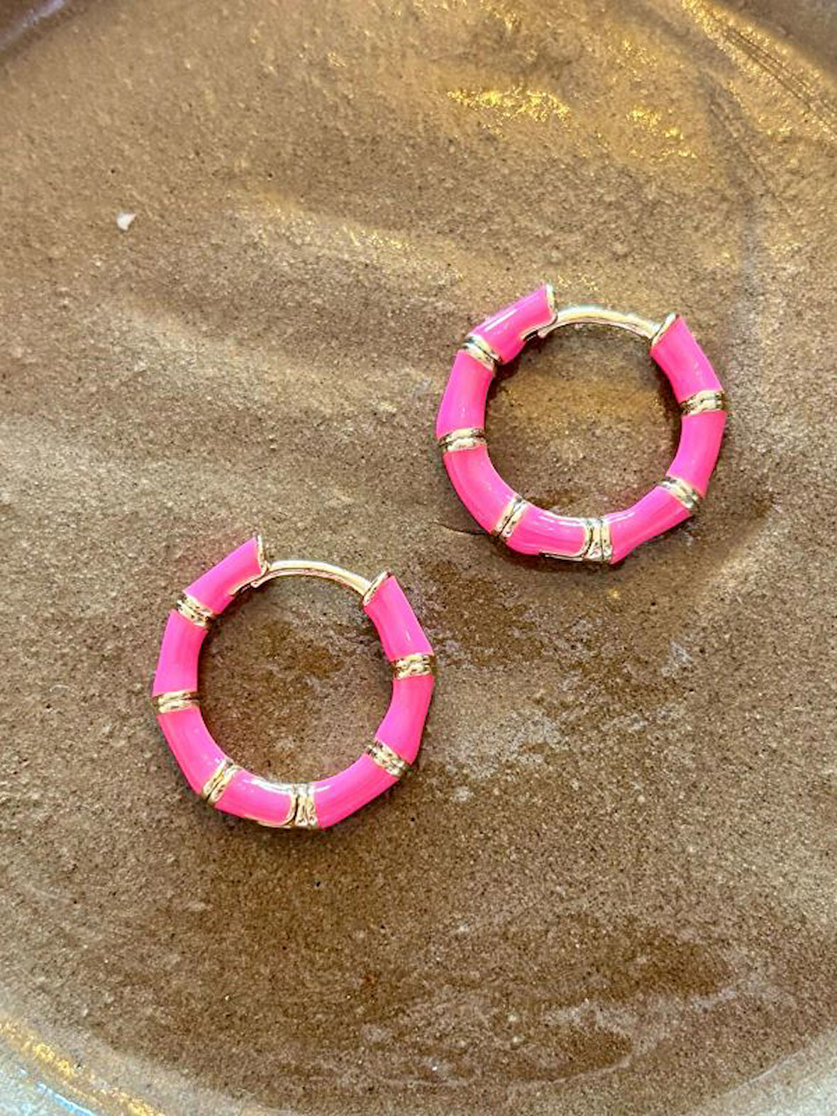 Pembe Mineli Gold Detaylı Şık Çelik Yazlık Halka Küpe Kadın Küpe 2 cm