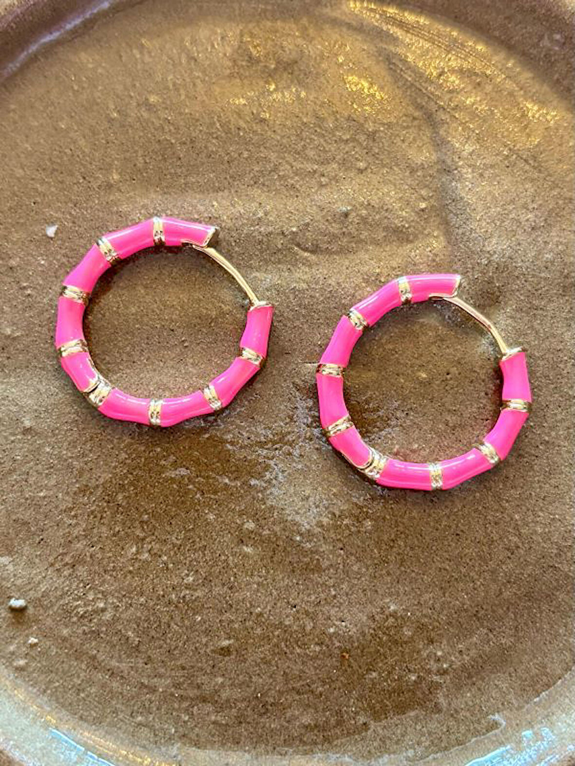 Pembe Mineli Gold Detaylı Şık Çelik Yazlık Halka Küpe Kadın Küpe 2,5 cm