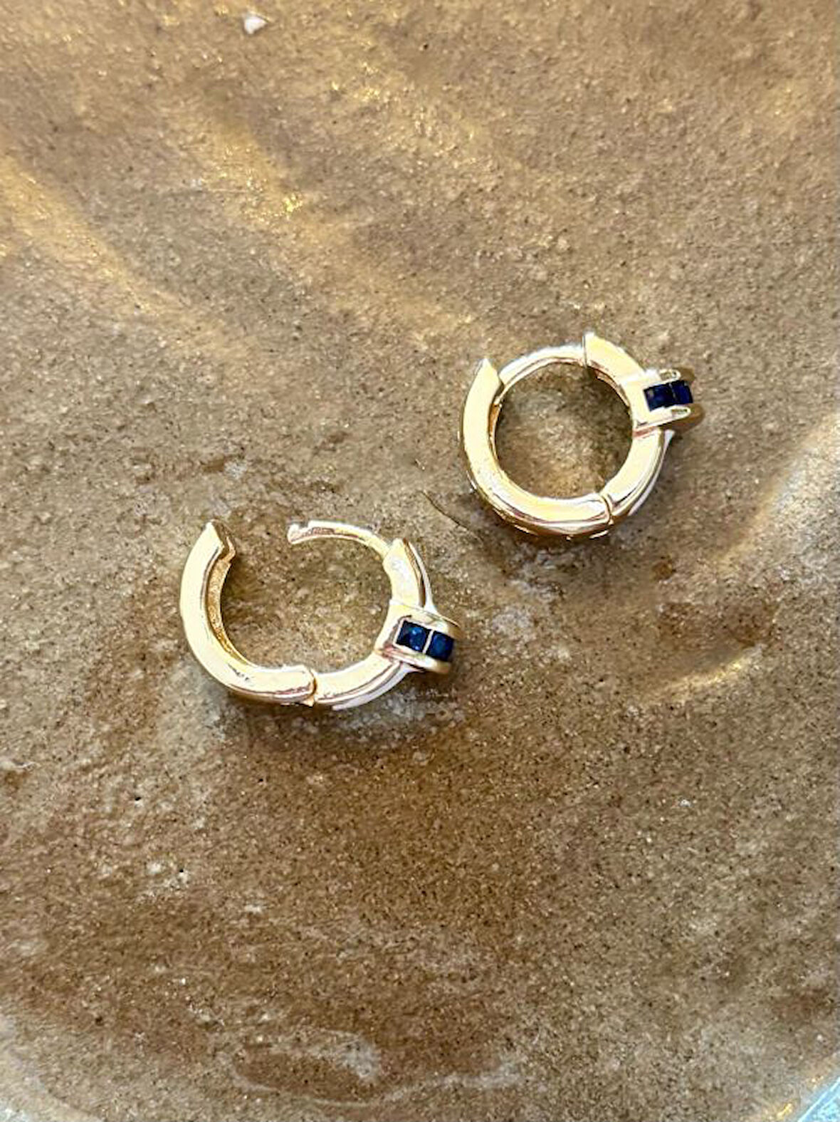 C Beyaz Mineli Lacivert Taş Detaylı Şık Kadın Halka Küpe 1,2 cm