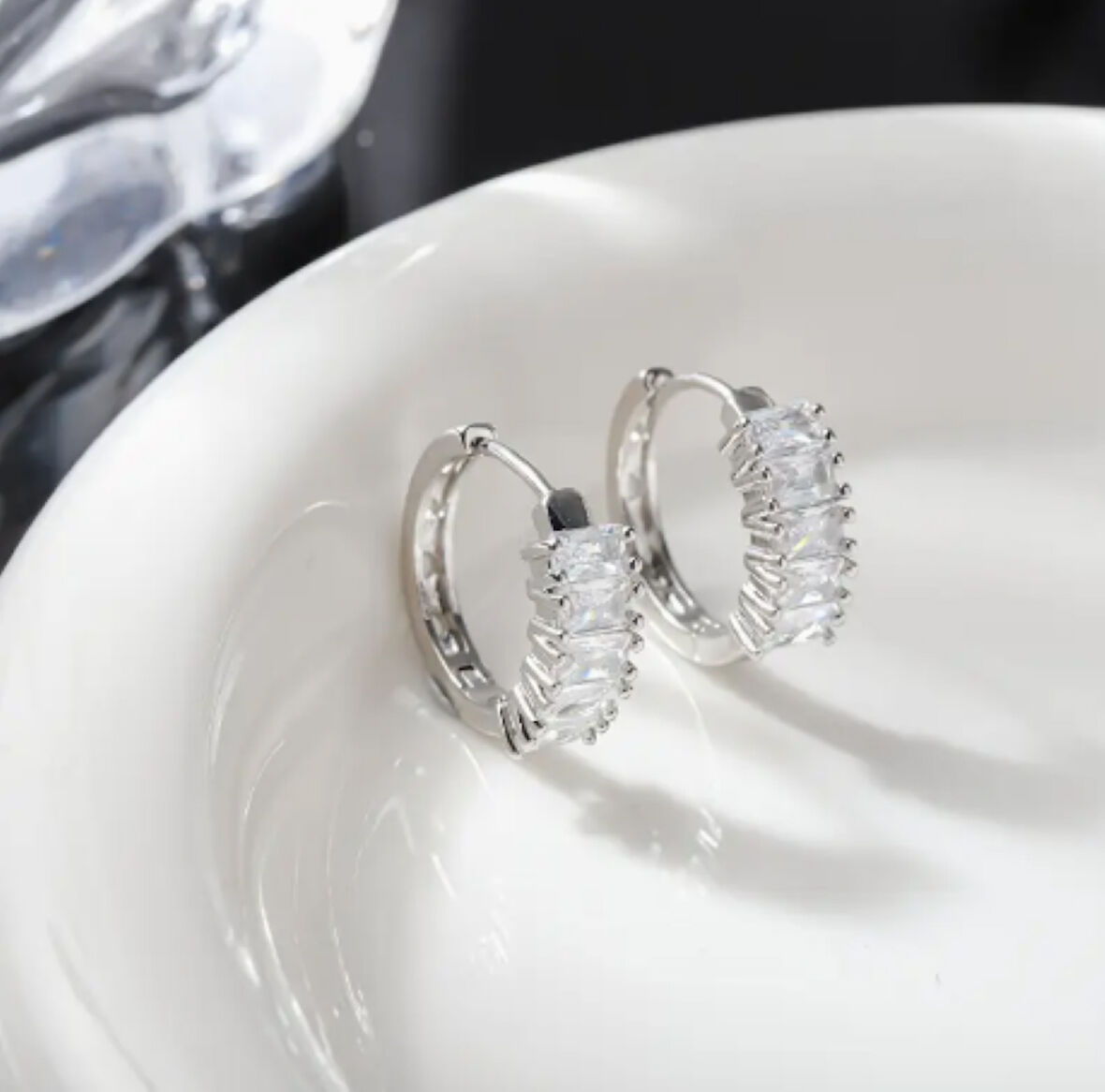 Gümüş Renk Şık Baget Zirkon Taşlı Xuping Halka Küpe- Kararmaz (1,5 cm)