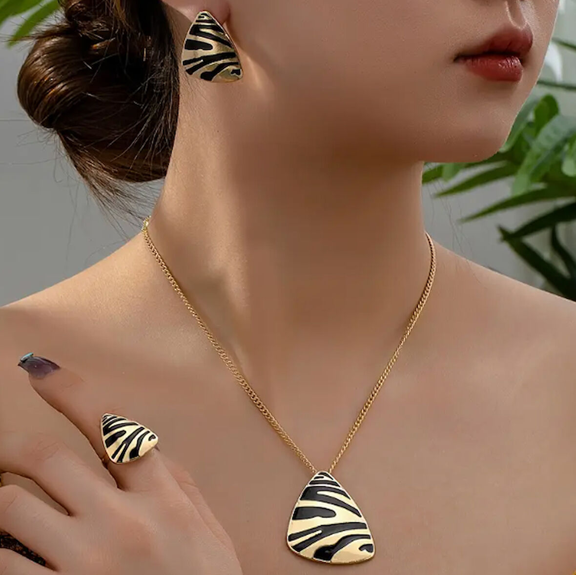 Gold Siyah Detaylı Üçgen Kesim Zebra Desenli Kolye Küpe Yüzük Set Şık Kadın Takı Seti
