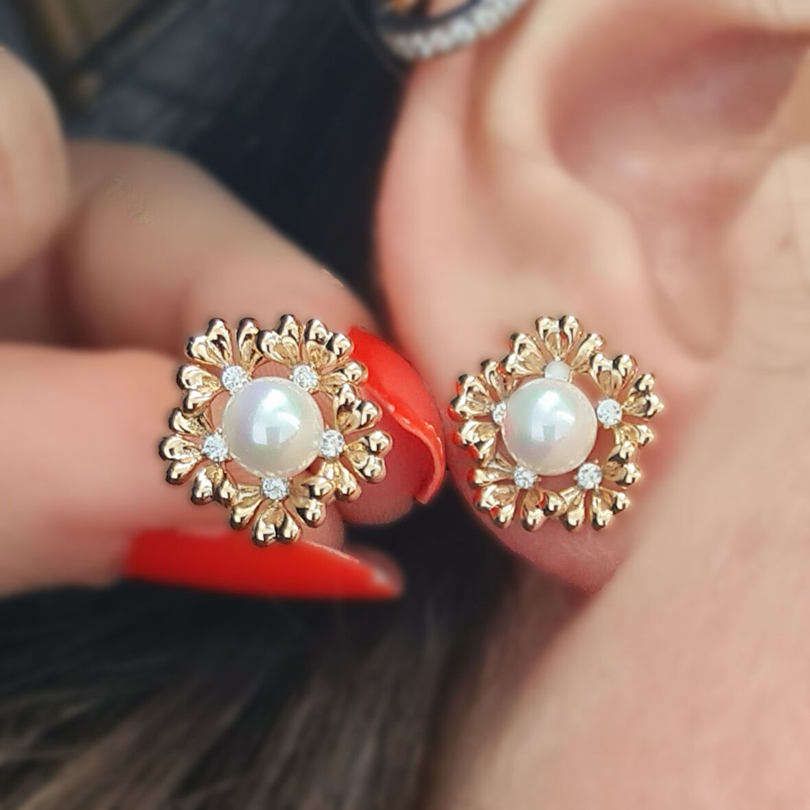 İnci ve Zirkon Taş Detaylı Çiçek Küpe – Rose Gold Xuping, Kararmaz, Zarif ve Işıltılı (1,4 x 1,4 cm)
