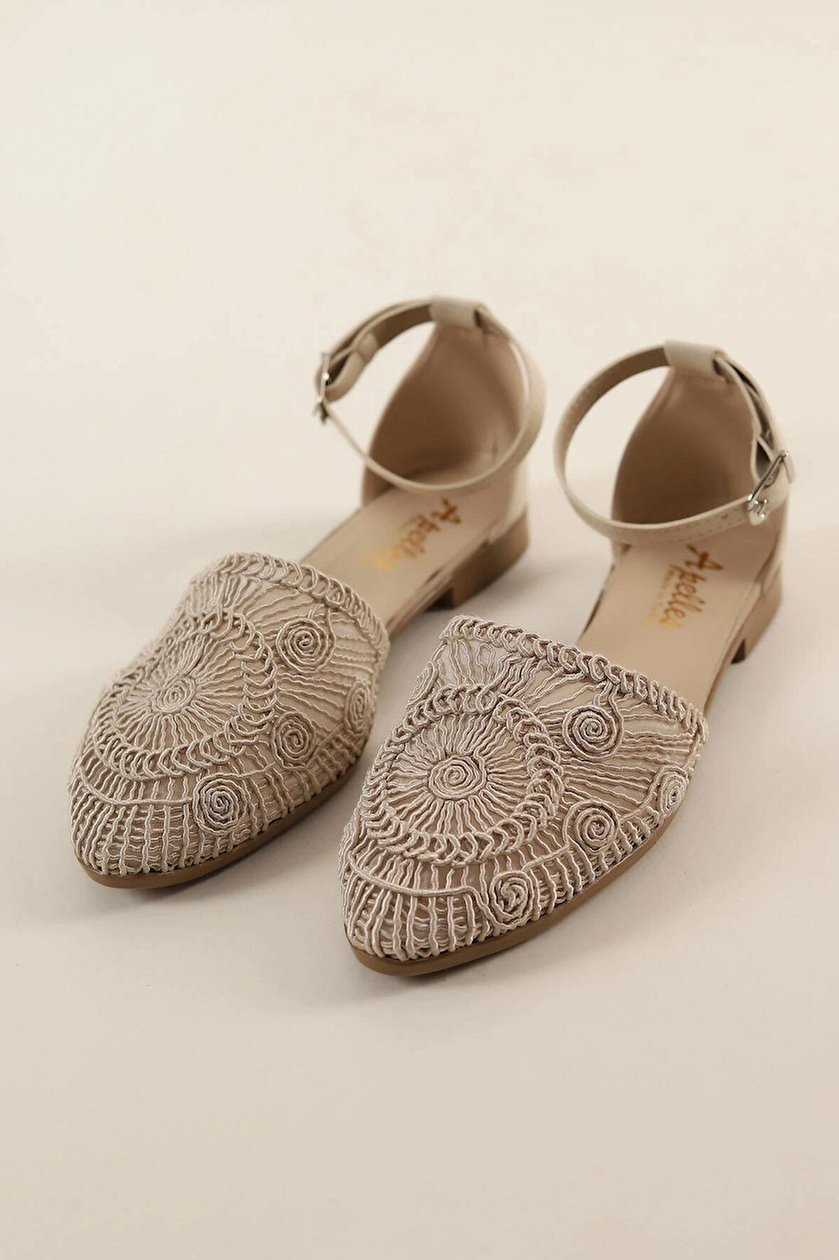 Apelles Shoes Nakış işlemeli Bilekten Bağlamalı Düz Taban Babet
