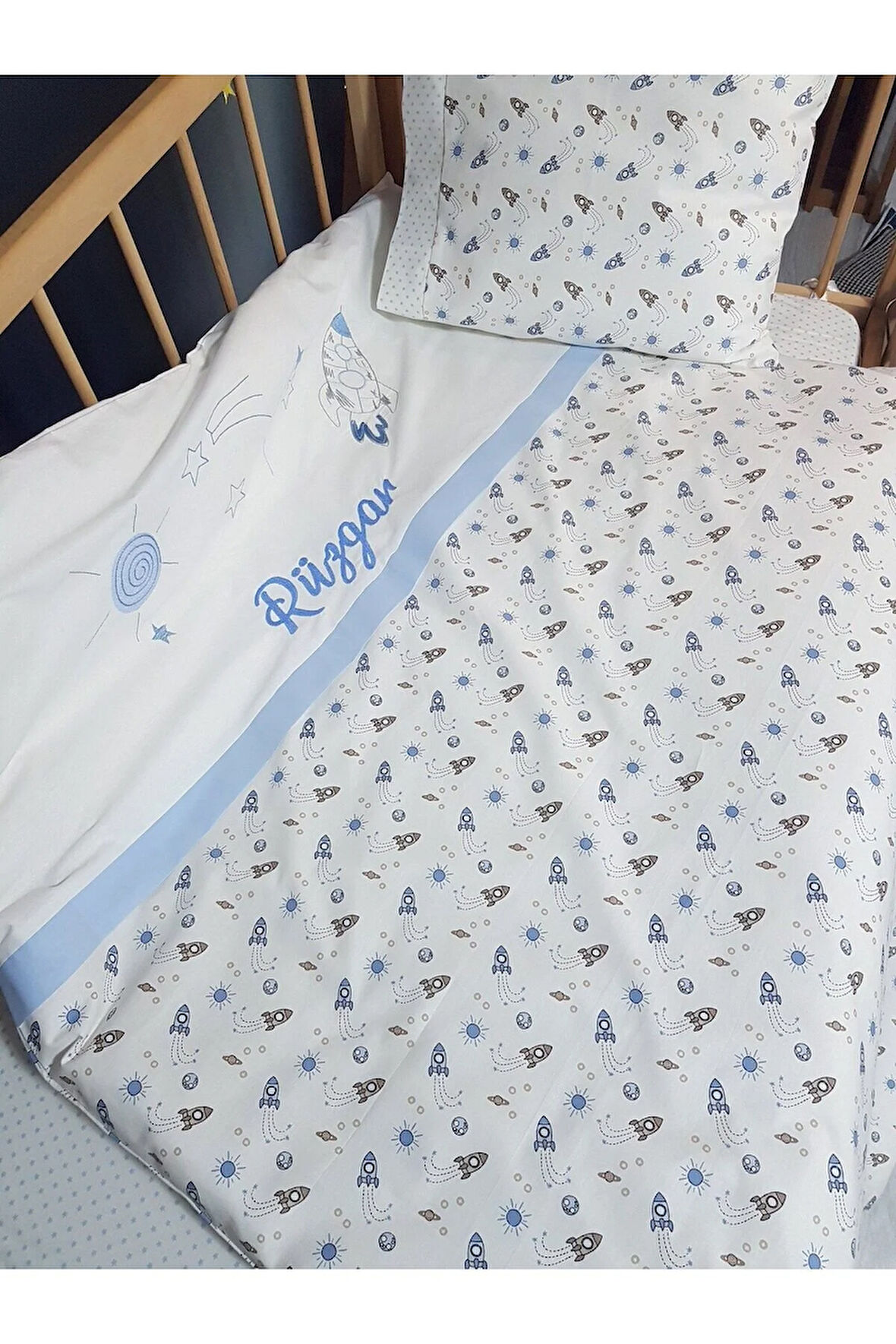 İsimli Nakışlı Bebek Uyku Seti - 5 Parça - %100 Pamuk - 100x150 cm Yorganlı