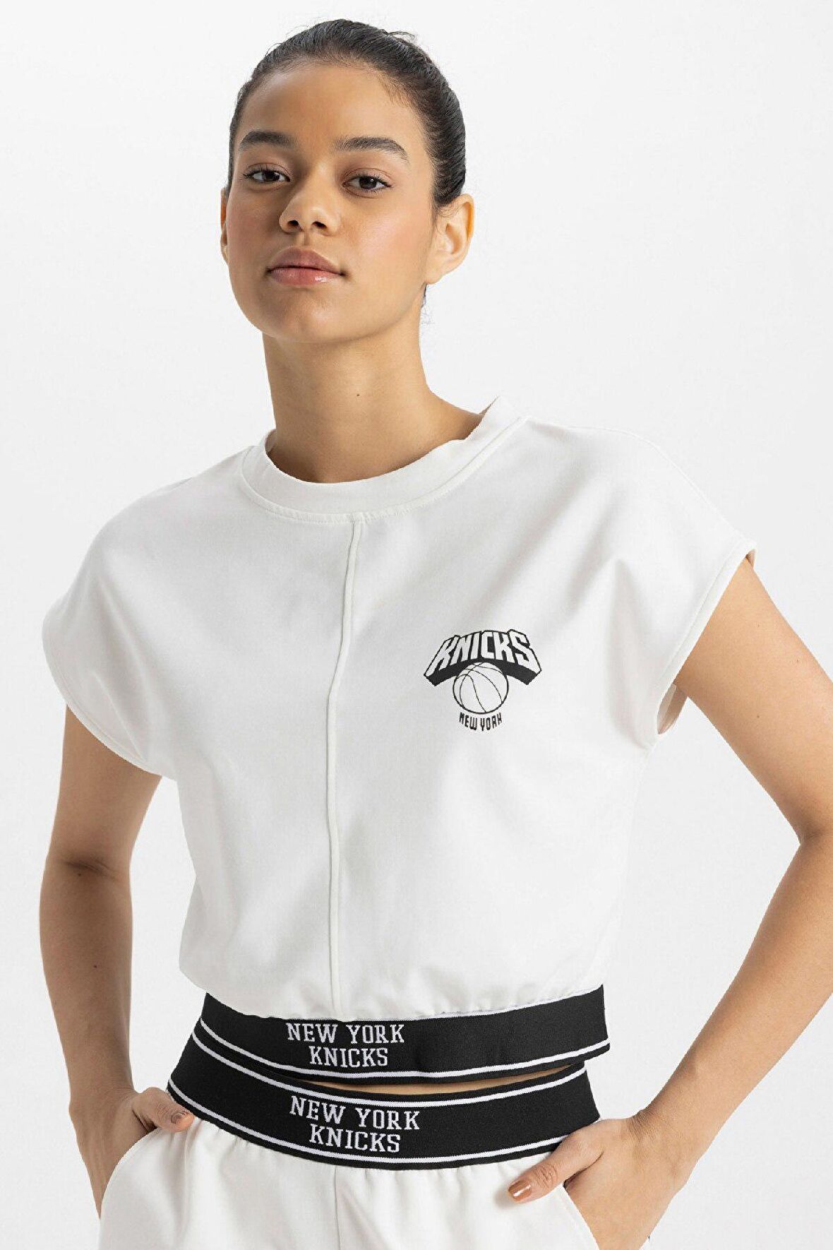 DeFactoFit NBA New York Knicks Cropped Fit Bisiklet Yaka Kısa Kollu Tişört C3744AX24SMER105