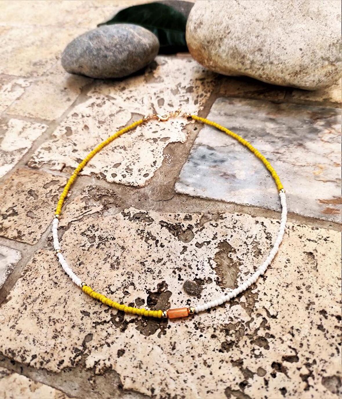 GOLD KAPLAMA SİLİNDİR TURUNCU SEDEF TAŞI DETAY SARI-BEYAZ BONCUK KOLYE-KOL108