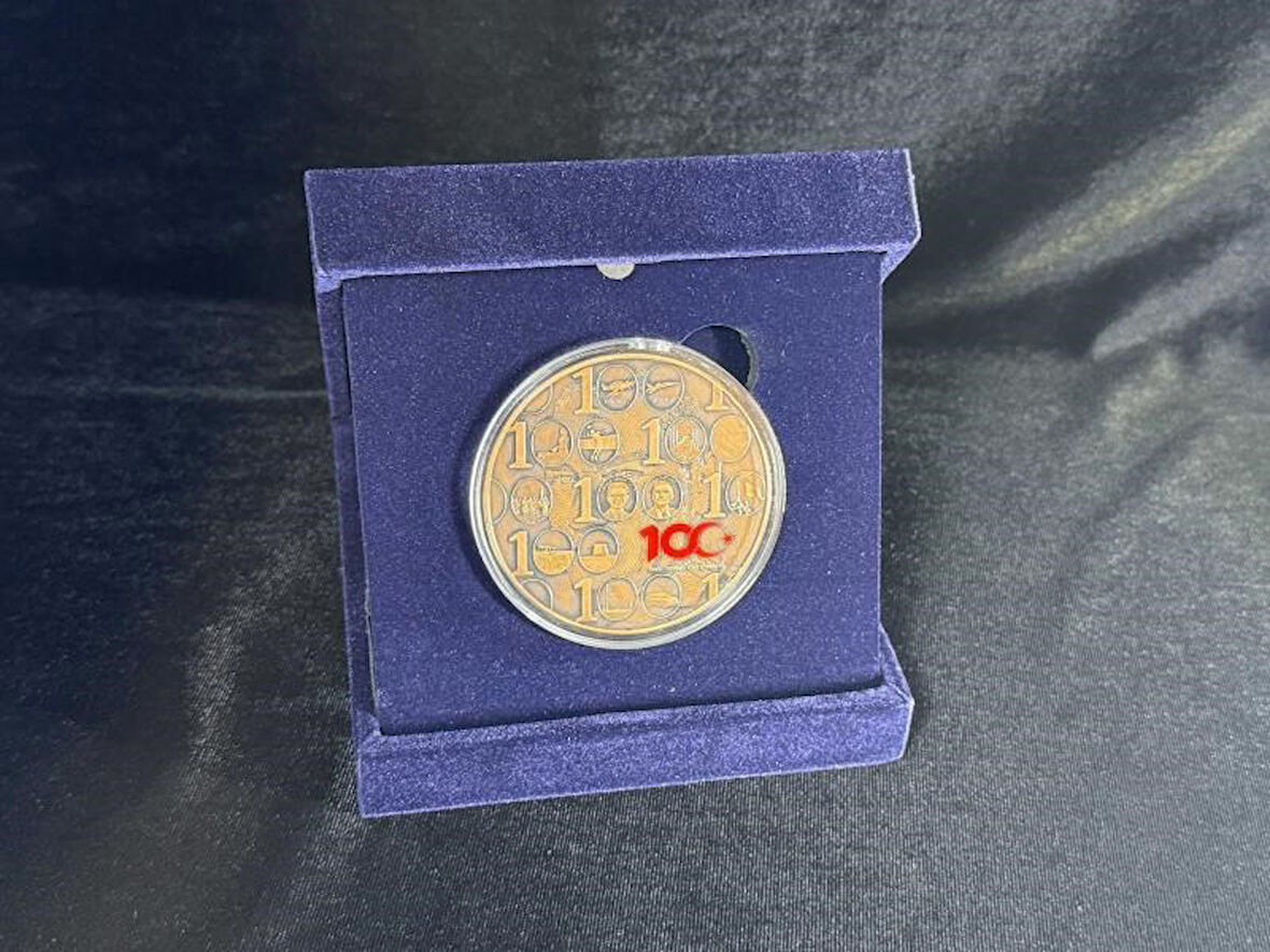 TÜRKİYE CUMHURİYETİ’NİN 100. YILI – BRONZ HATIRA SİKKESİ (DARPHANE ÖZEL BASIM) ve Özel Kadife Kutusu