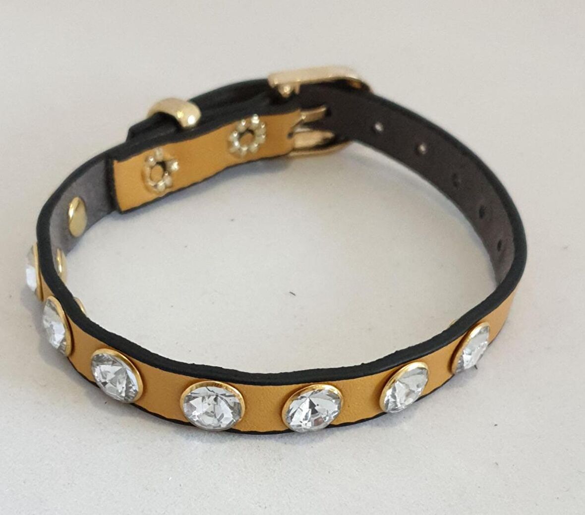 SARI TAMAMEN SAVAROSKİ TAŞLI RİVETLİ 1 CM METAL TOKALI KEDİ TASMASI
