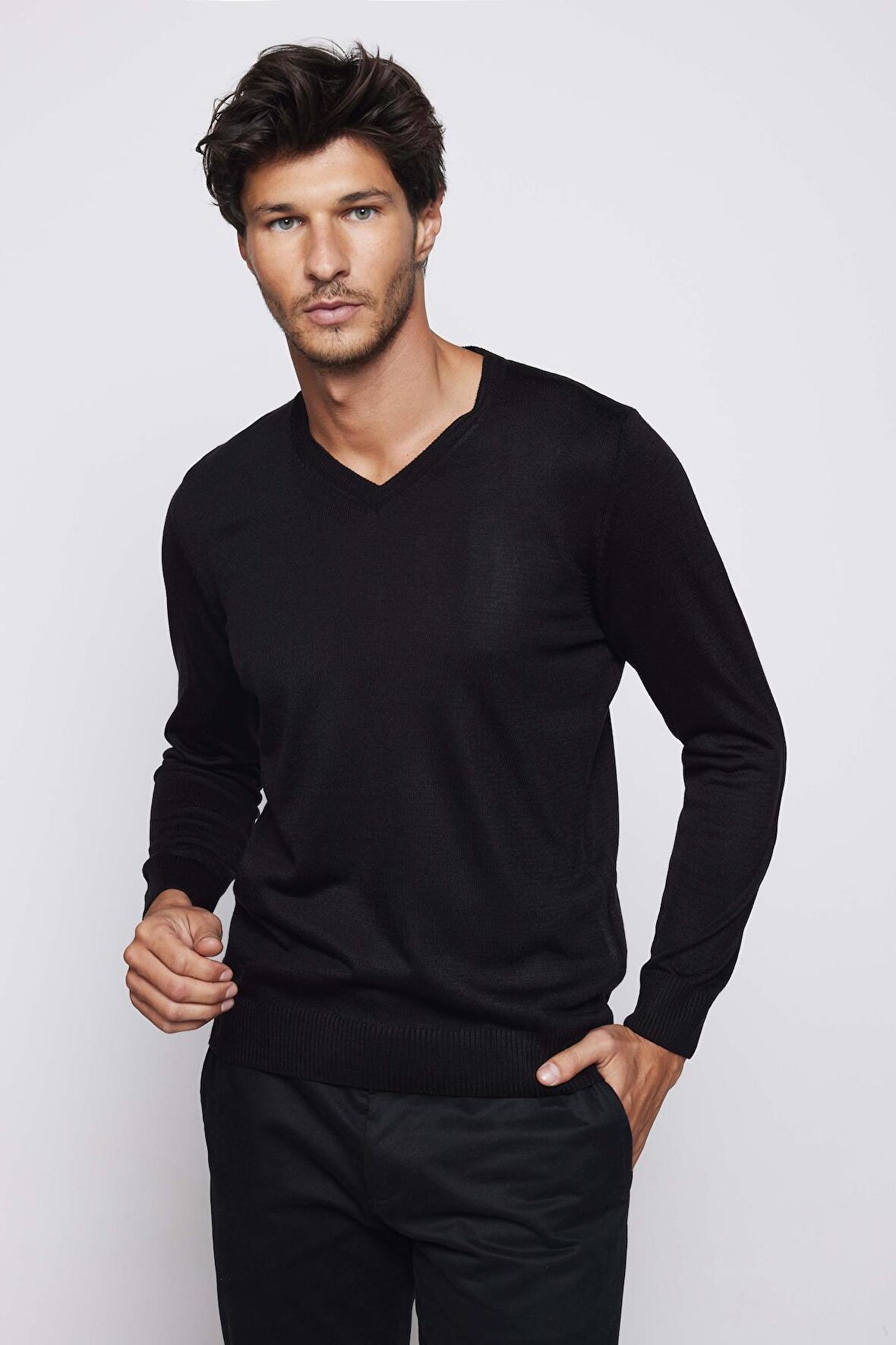 Slim Fit Dar Kesim V Yaka Tüylenmeyen Yumuşak Doku Siyah Erkek Kazak