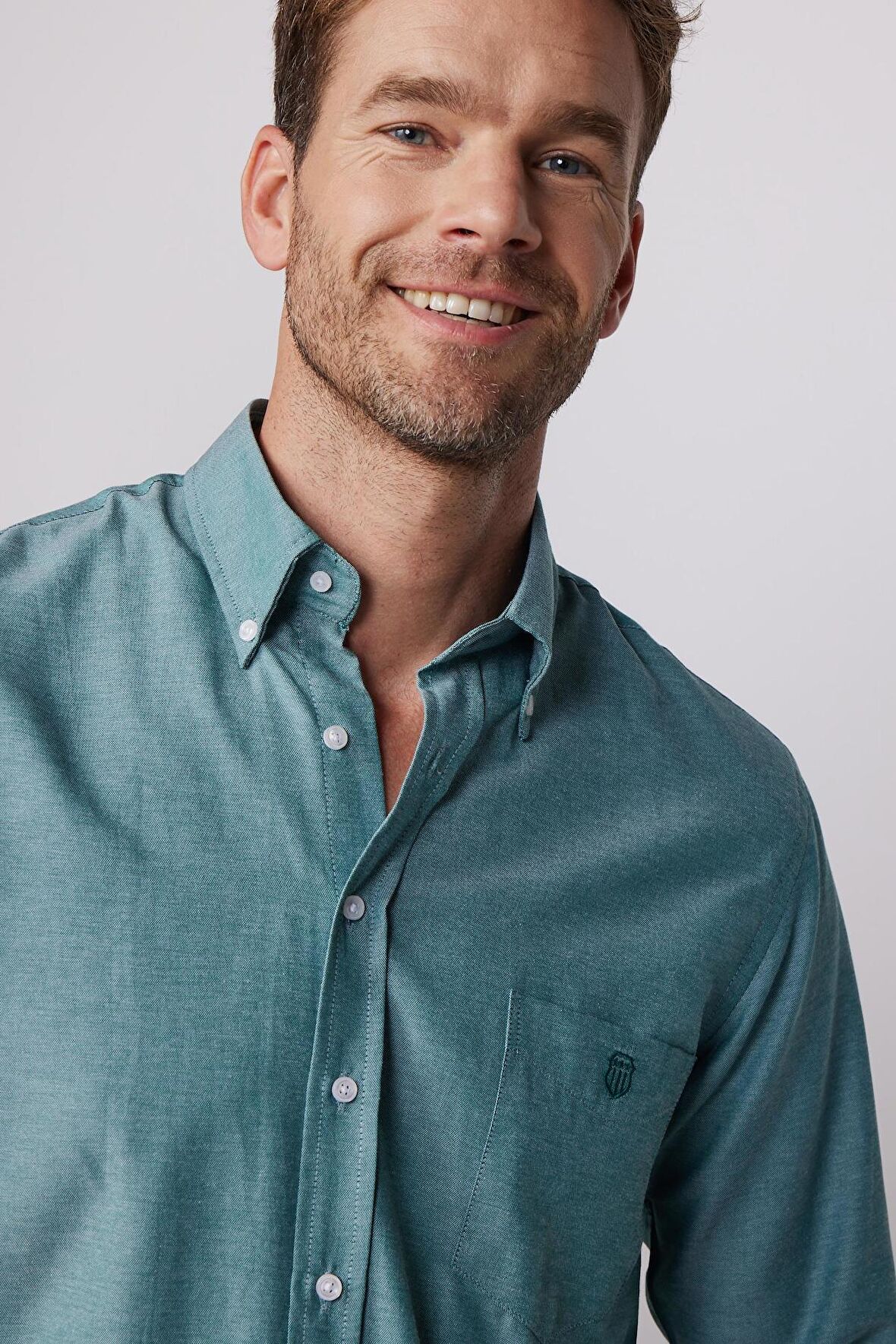 Klasik Fit Oxford Doku Yaka Düğmeli Cepli Nakışlı Yeşil Erkek Gömlek 