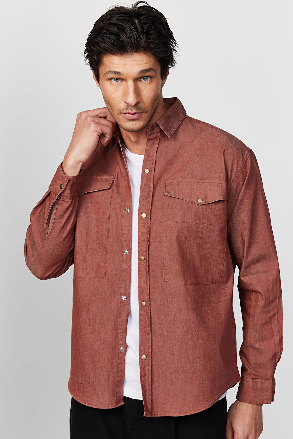 Relax Fit Uzun Kollu Denim Kot Parça Boyalı Çift Cep Kapaklı Çıtçıtlı Kahverengi Erkek Gömlek