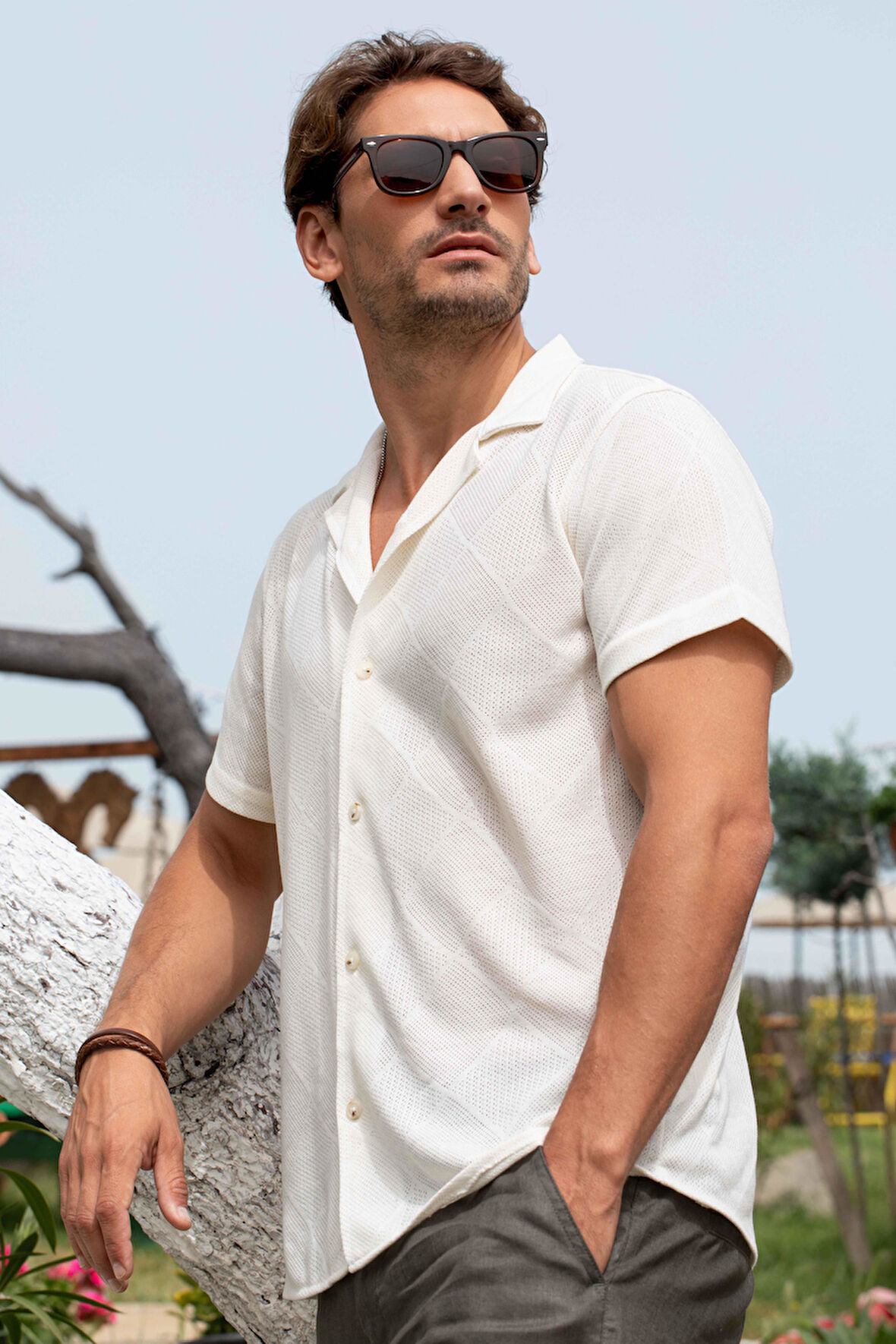 Erkek Slim Fit Dar Kesim Kısa Kollu Nefes Alan Örme Doku Kare Desenli Beyaz Apaş Yaka Gömlek