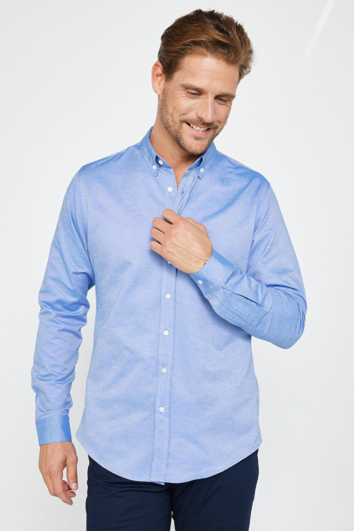 Erkek Slim Fit Dar Kesim Uzun Kollu Pamuklu Oxford Doku Kolay Ütü Mavi Düğmeli Yaka Gömlek