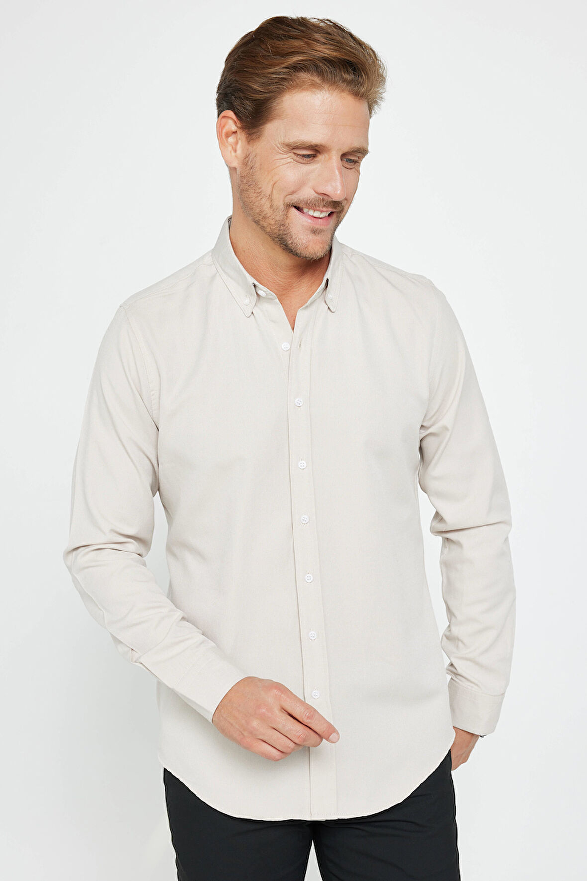 Erkek Slim Fit Dar Kesim Uzun Kollu Pamuklu Oxford Doku Kolay Ütü Taş Renk Düğmeli Yaka Gömlek