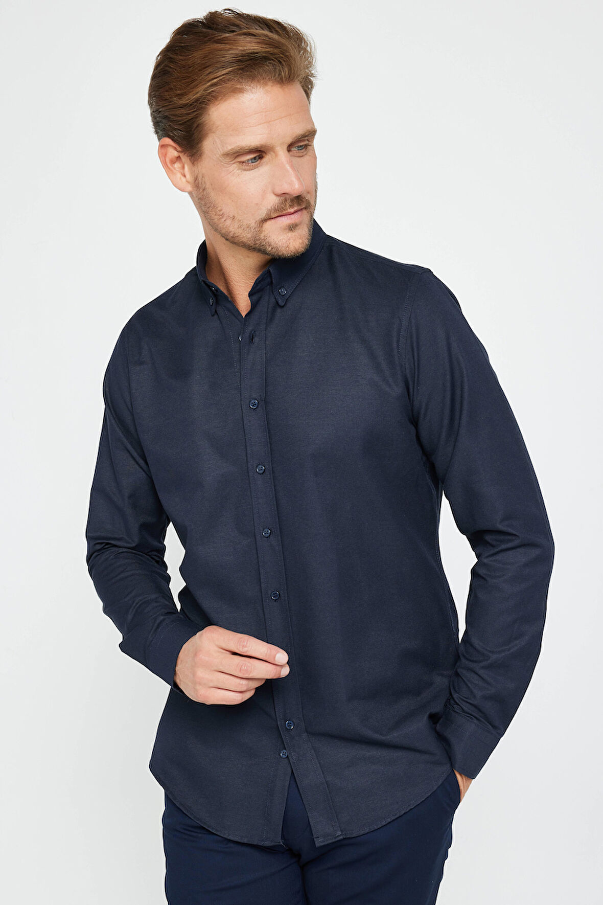 Erkek Slim Fit Dar Kesim Uzun Kollu Pamuklu Oxford Doku Kolay Ütü Lacivert Düğmeli Yaka Gömlek