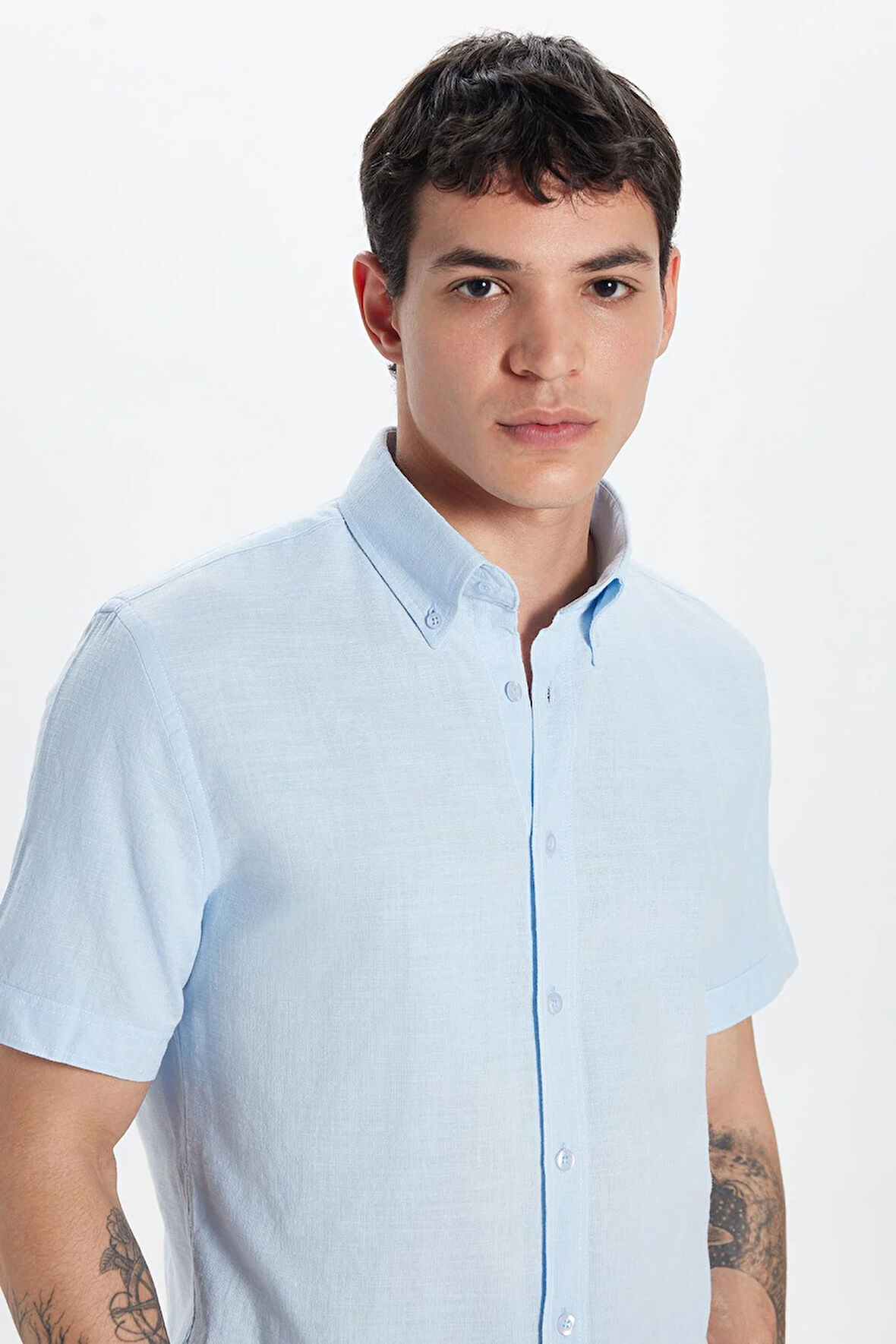 Erkek Slim Fit Dar Kesim Kısa Kollu %100 Pamuk Keten Doku Mavi Düğmeli Yaka Gömlek