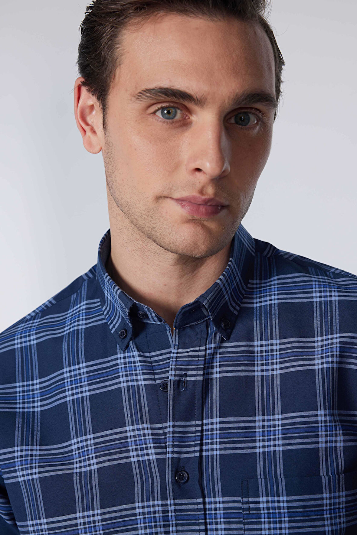 Erkek Regular Fit Klasik Kesim Pamuklu Küçük Kareli Düğmeli Yaka Gömlek