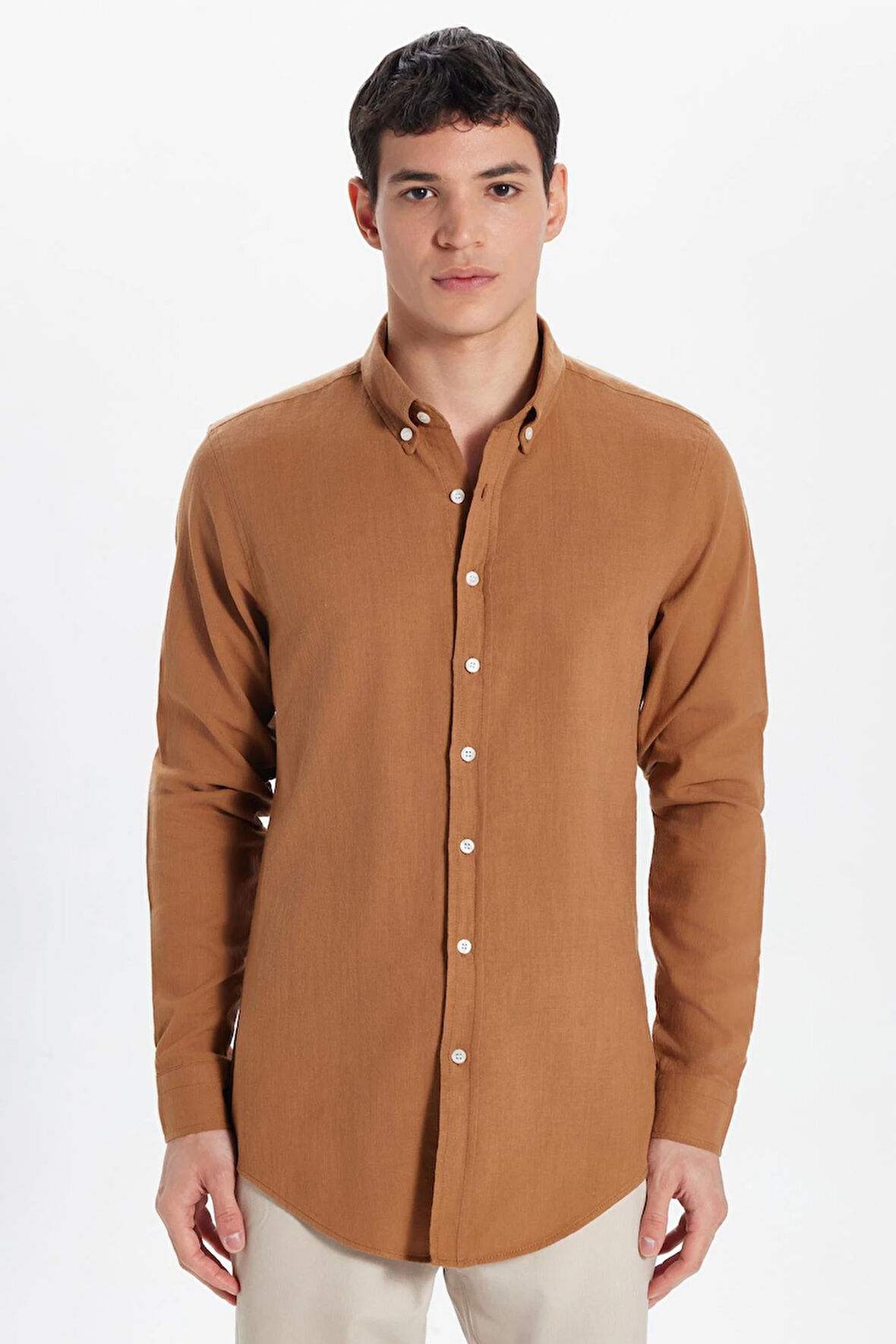 Erkek Slim Fit Dar Kesim %100 Pamuk Keten Doku Düğmeli Yaka Kahverengi Gömlek