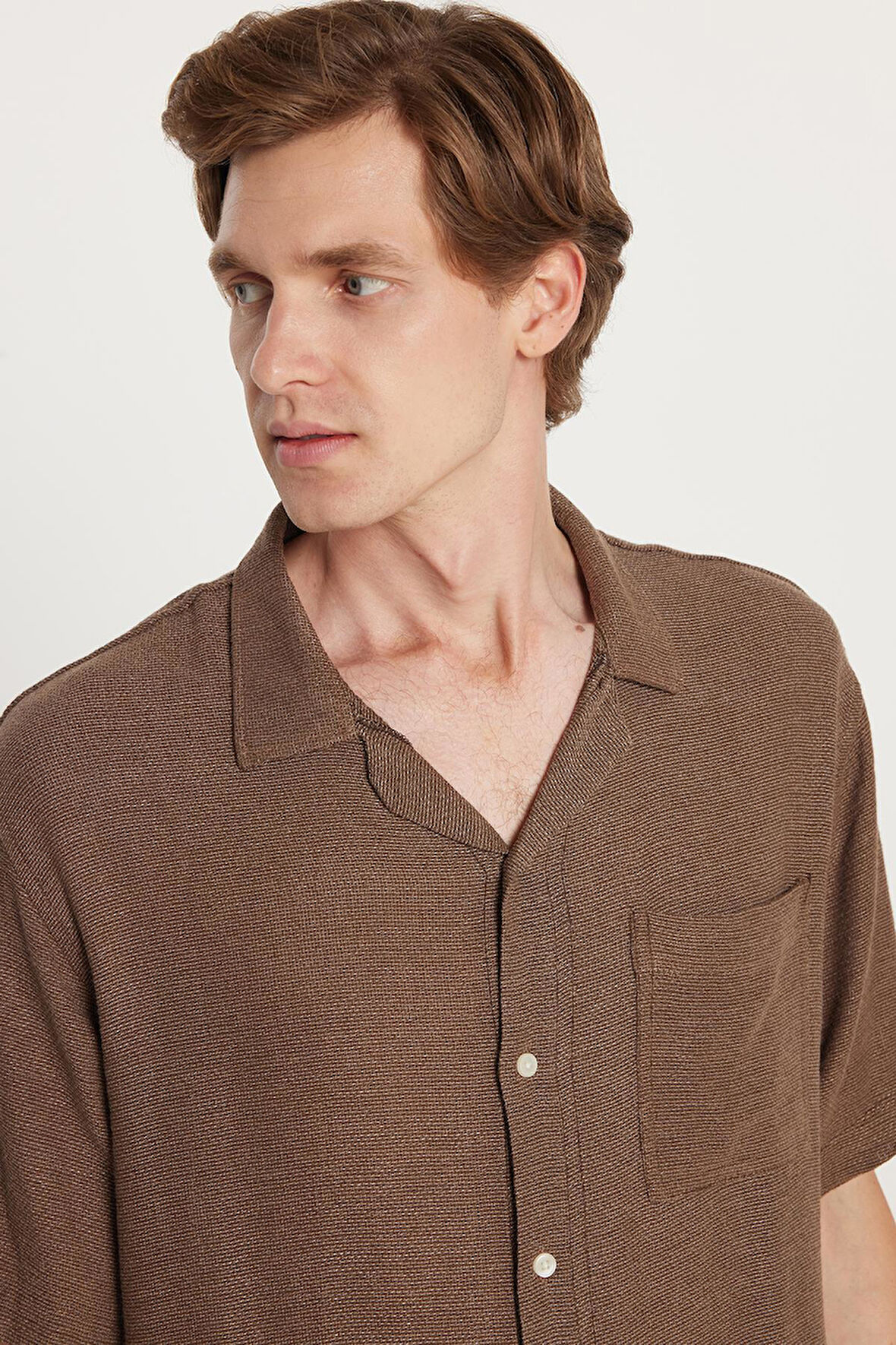 Erkek Relax Fit Apaş Yaka Rustik Kumaş Viskon Pamuk Yandan Açmalı Cep Rahat Kesim Kahverengi Gömlek