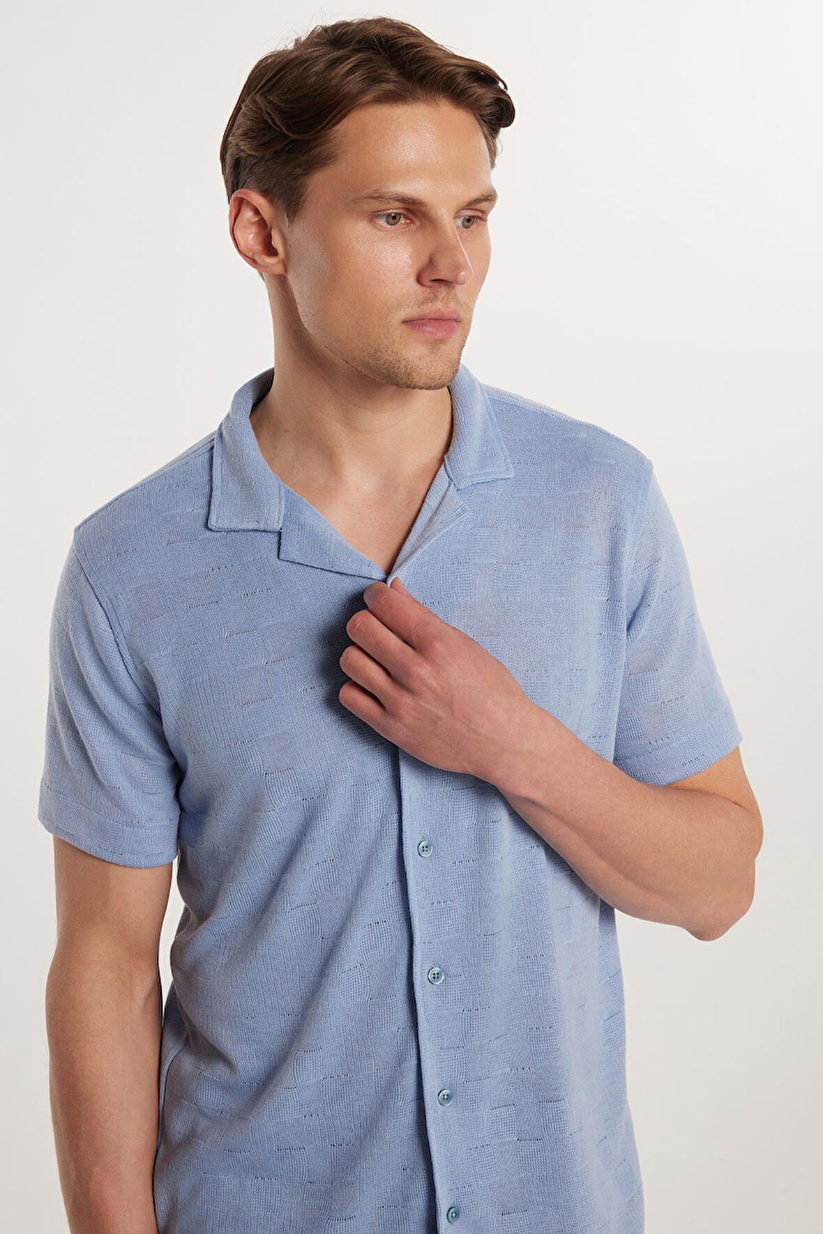 Slim Fit Kısa Kol Örme Kumaş Apaş Yaka Rahat Armürlü Doku Mavi Erkek Gömlek