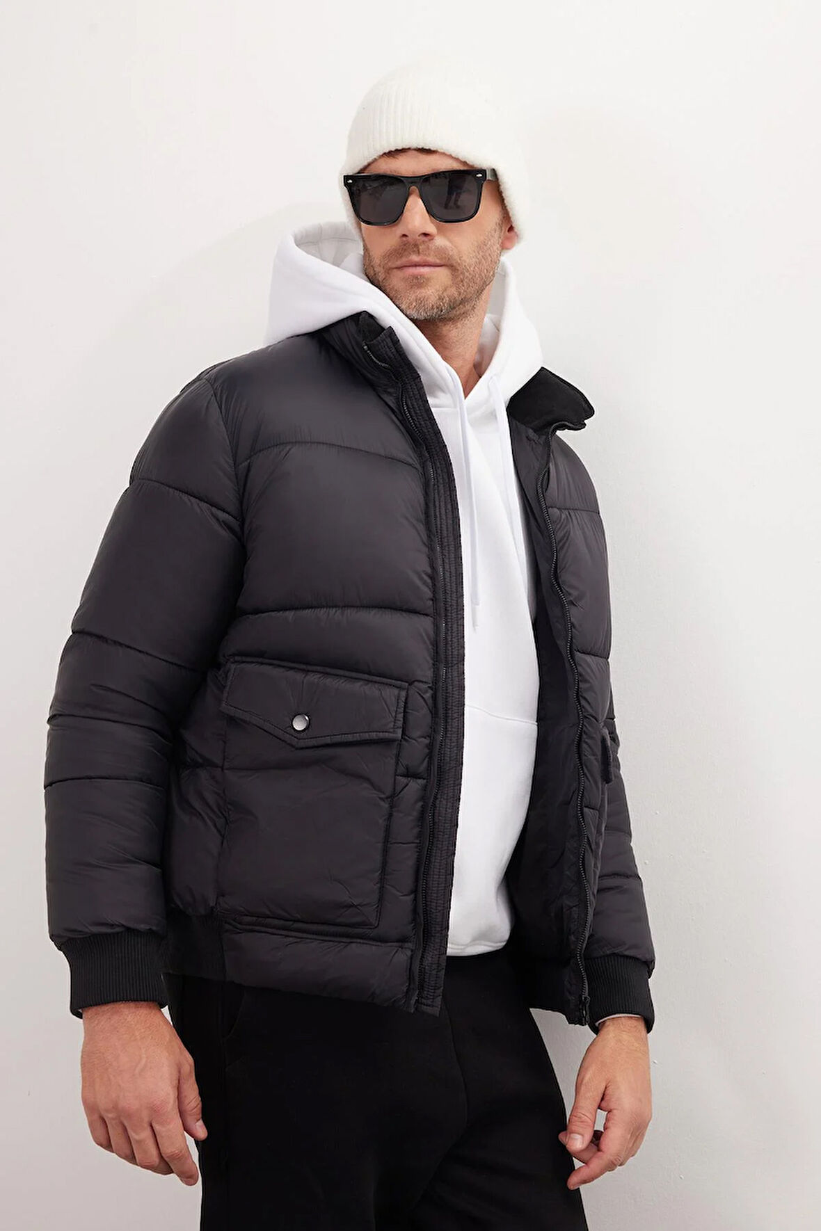 Erkek Regular Fit Klasik Kesim Çift Cepli Lastikli Dik Yaka Siyah Mont