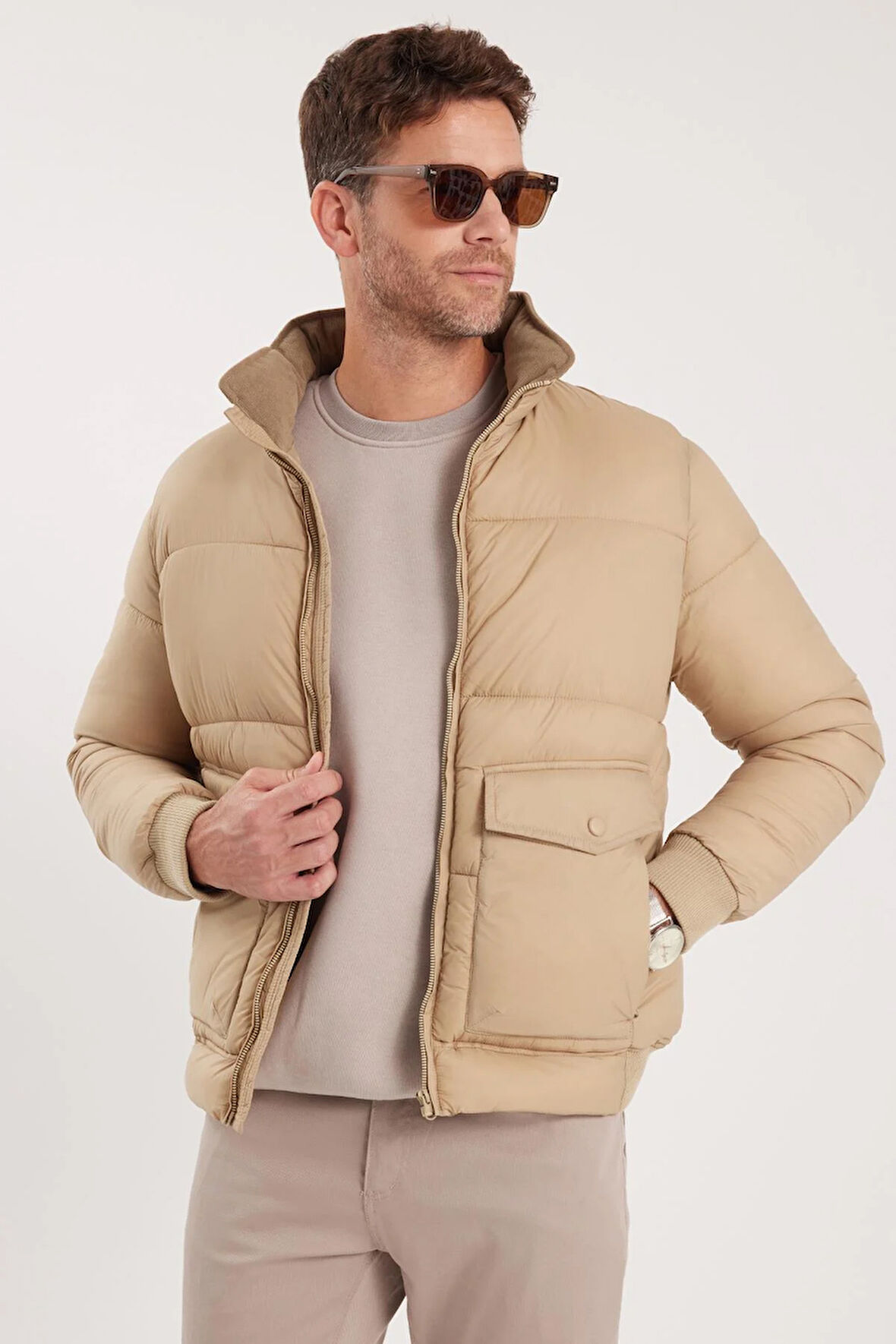 Erkek Regular Fit Klasik Kesim Çift Cepli Lastikli Dik Yaka Kum Rengi Mont