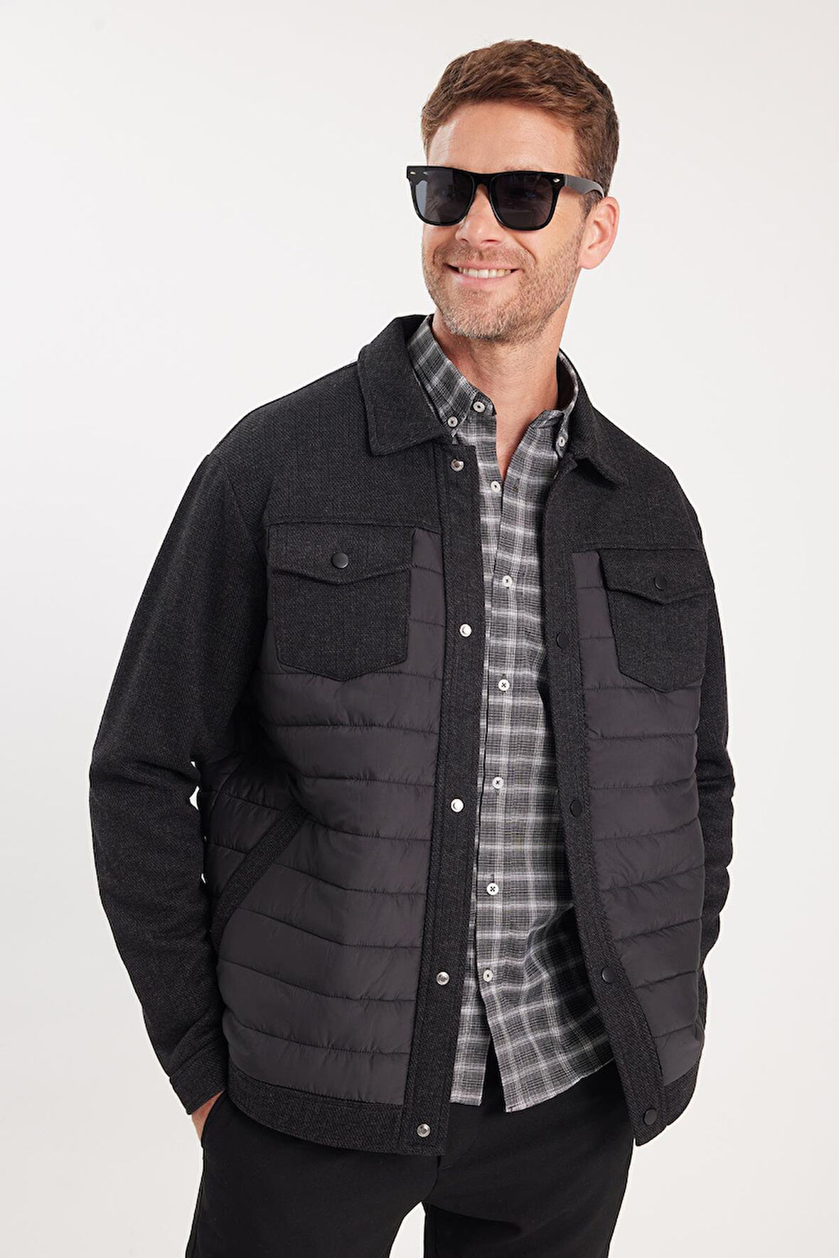 Erkek Relax Fit Rahat Kesim Çıt Çıt Düğmeli Kapitone Kapaklı Çift Cep Klasik Yaka Siyah Kaşe Mont