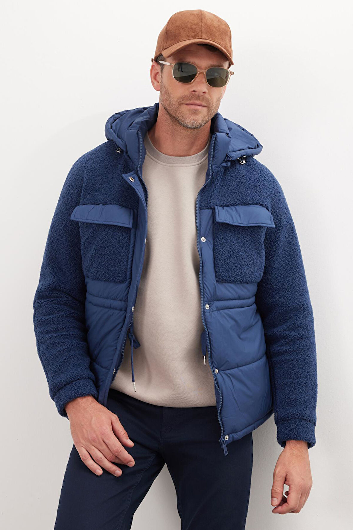 Erkek Regular Fit Klasik Kesim Kapüşonlu Fermuarlı Çift Cepli Çıtçıt Kapamalı Lacivert Mont