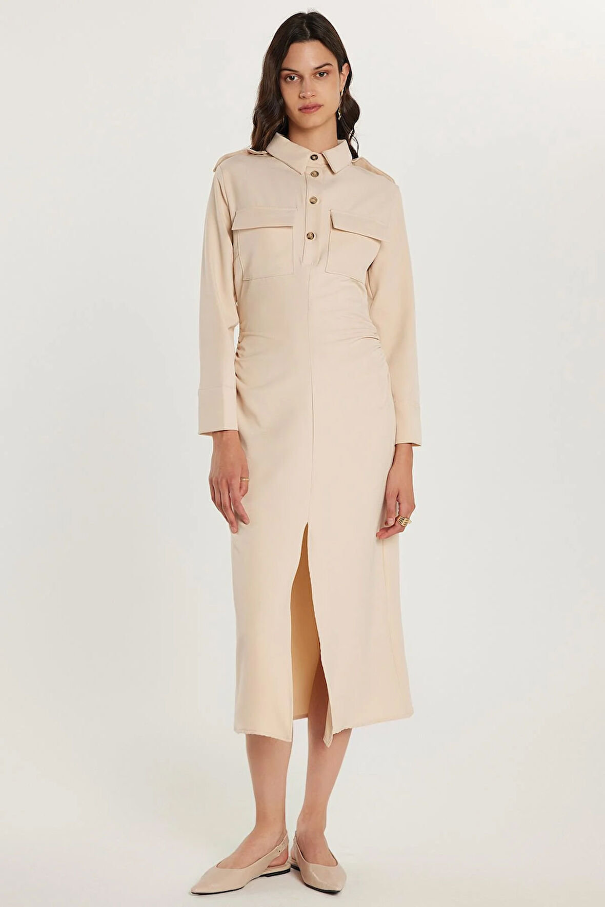 Kadın Standart Fit Düğmeli Polo Yaka Uzun Kollu Çift Çepli Önden Yırtmaçlı Midi Boy Bej Elbise